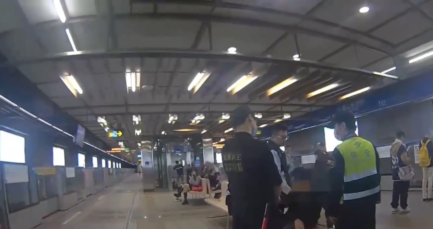 警方在捷運站內逮捕竊賊。（警方提供）
