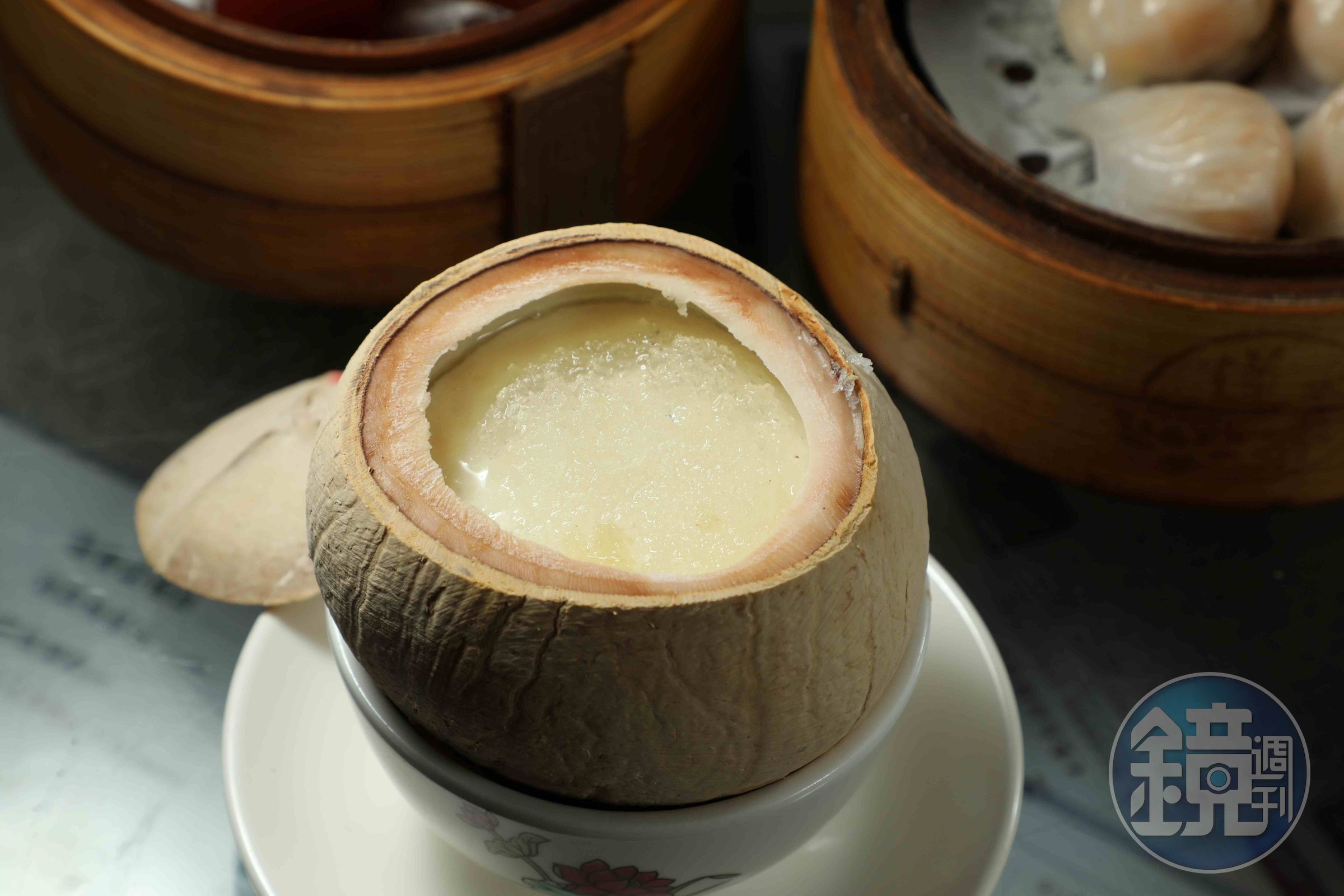 用原隻椰皇盛裝的「椰皇燕窩燉鮮奶」清甜可口，是大眾都能享用的補品。（港幣48元／份，約NT$195）