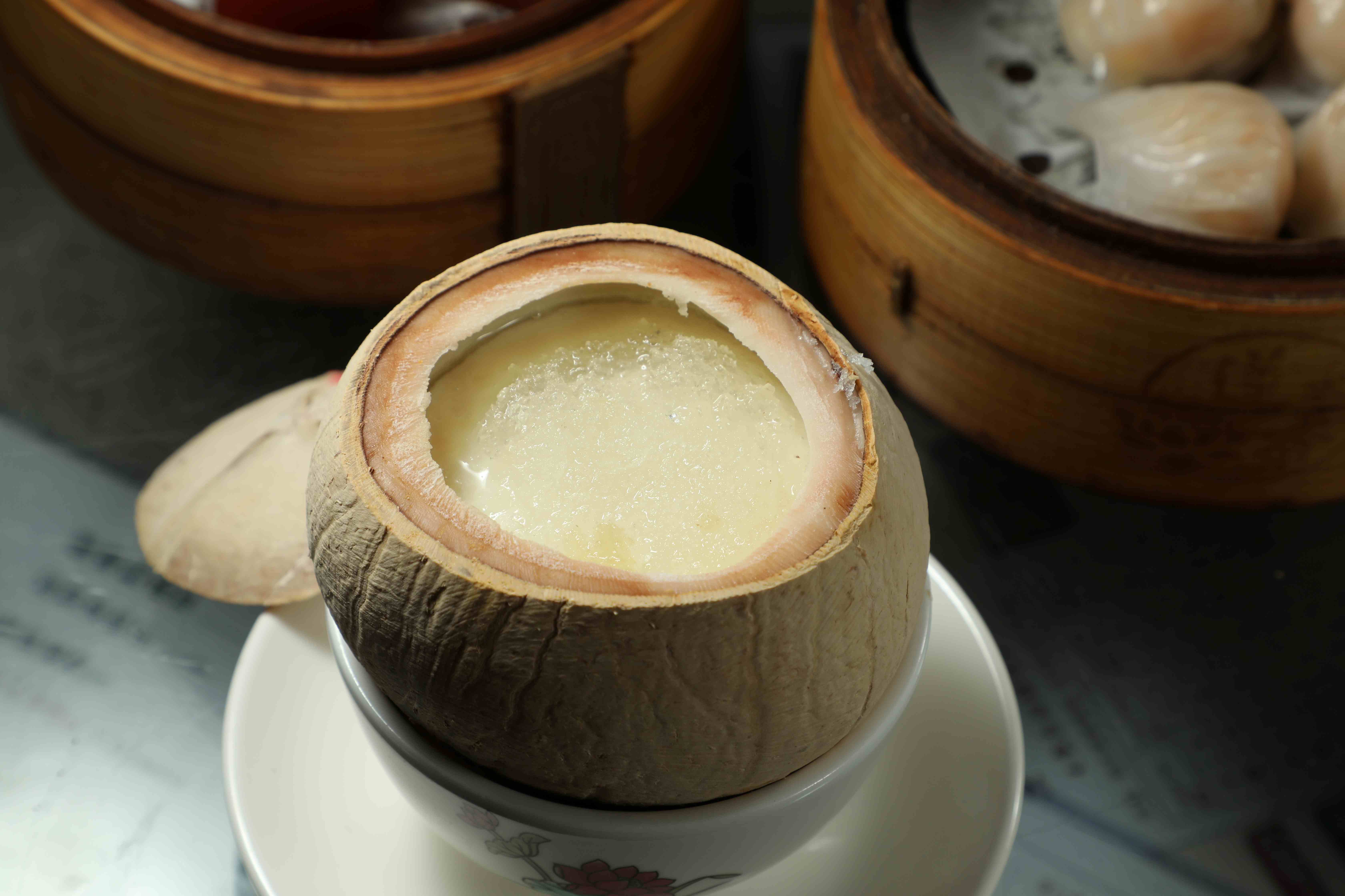 用原隻椰皇盛裝的「椰皇燕窩燉鮮奶」清甜可口，是大眾都能享用的補品。（港幣48元／份，約NT$195）