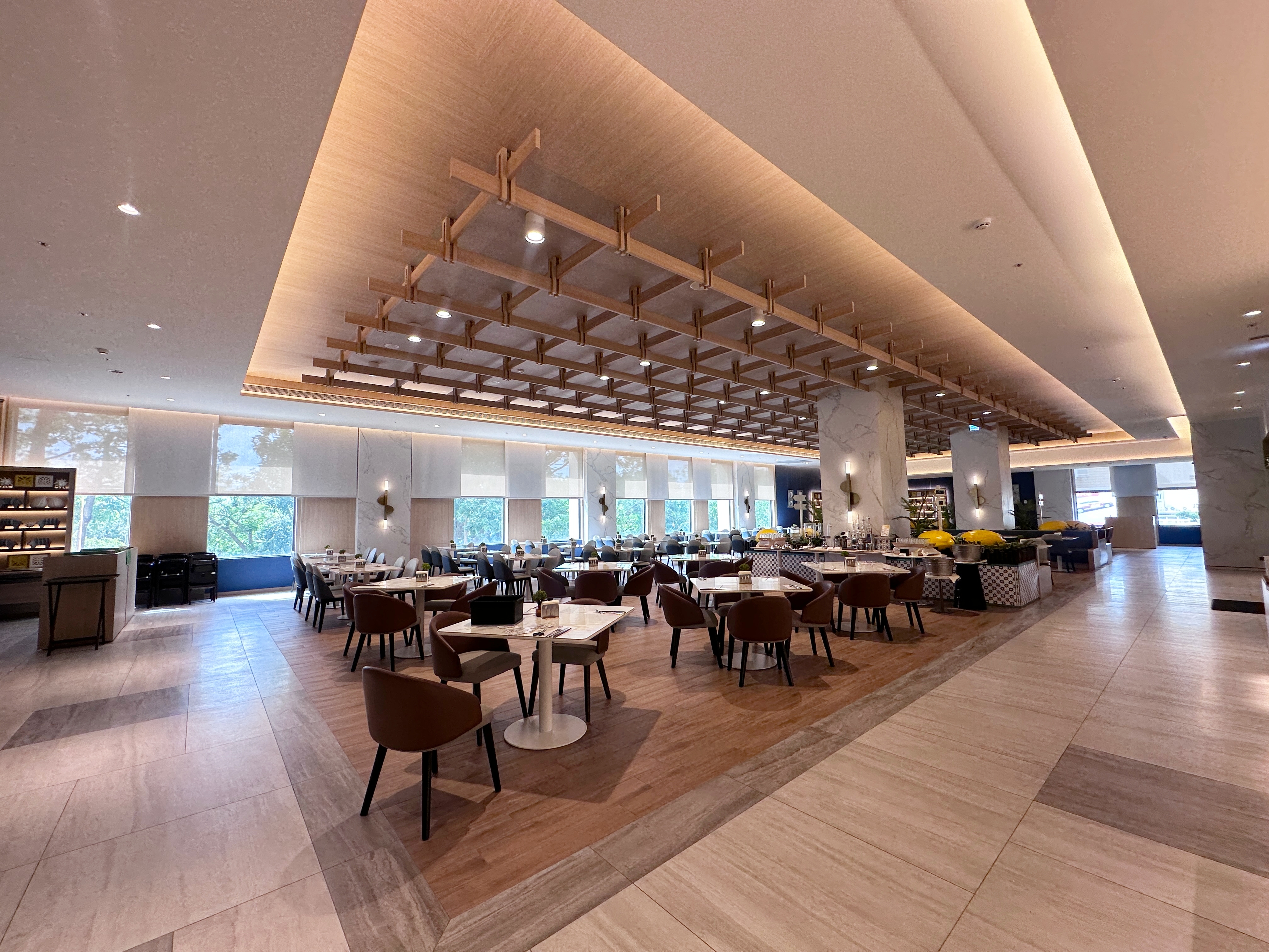 「田園西餐廳」提供半自助晚餐與早餐Buffet。