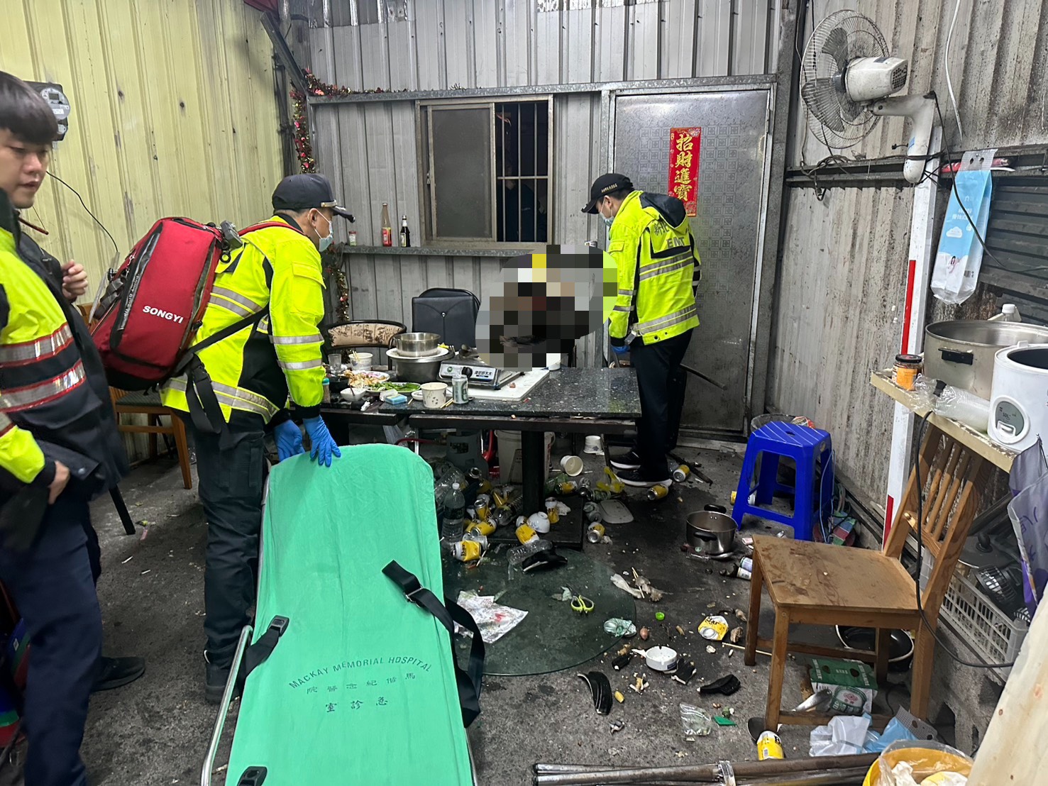 警消救護人員到場檢視陳男傷勢，並進行初步處理。（翻攝畫面）