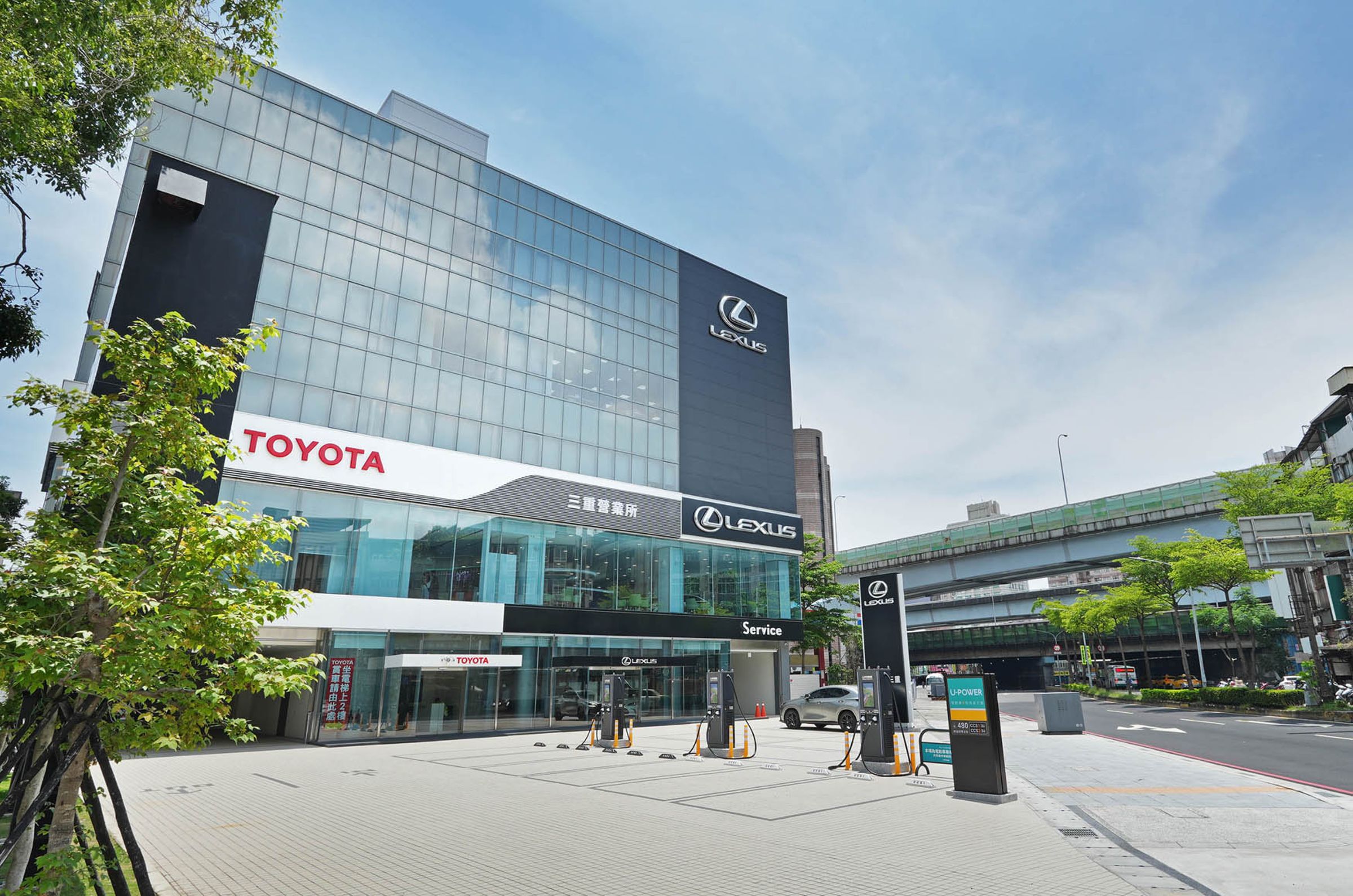 U-POWER 三重三和站採用全新設站模式，站點位於國都汽車LEXUS與TOYOTA複合旗艦展示中心前方，為U-POWER首座與車廠旗艦展示中心結合的超高速充電站
