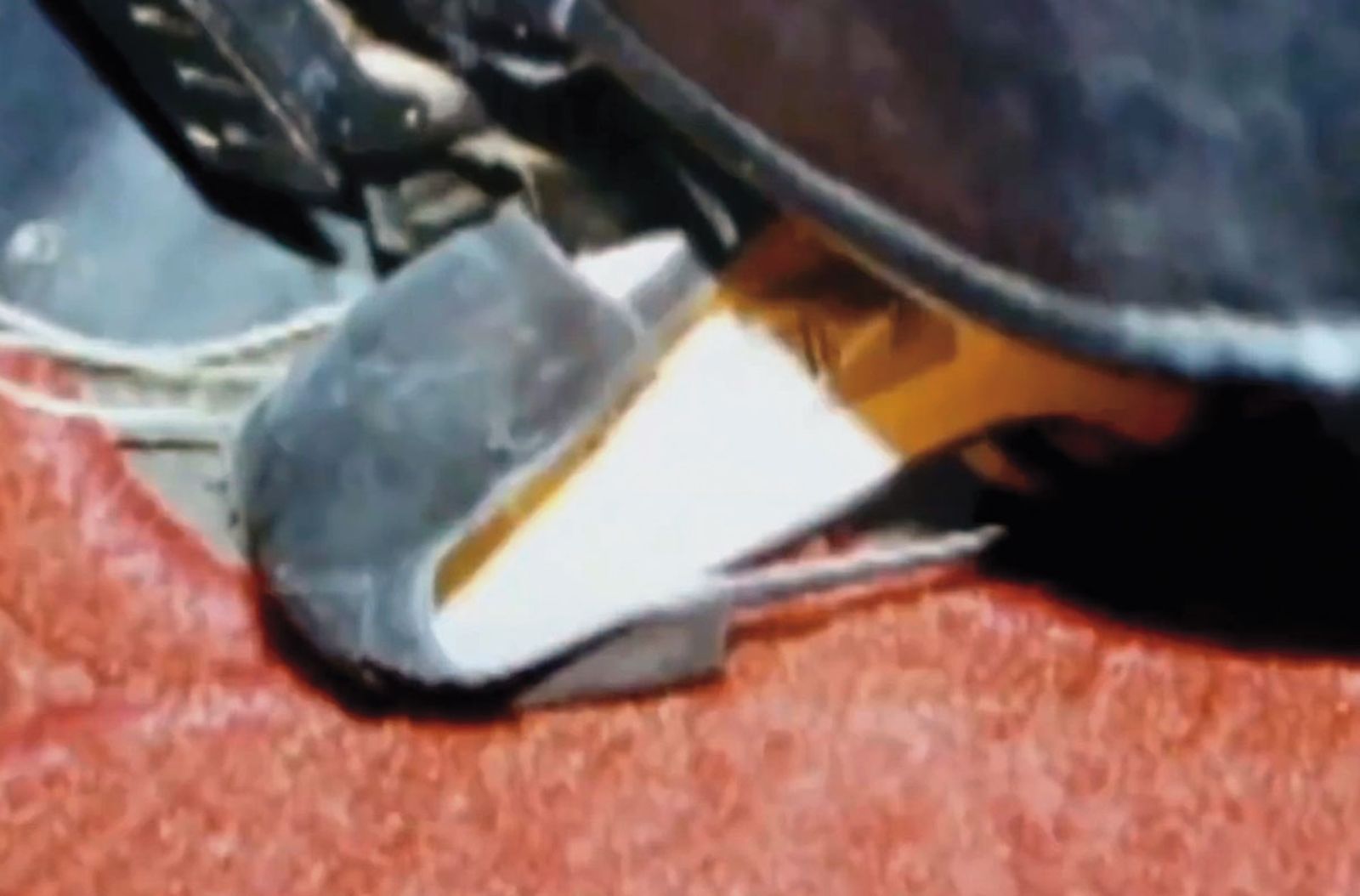 警方在張玉庭車上找到一隻高跟鞋（圖），最後確認是死者所有。（翻攝東森新聞）