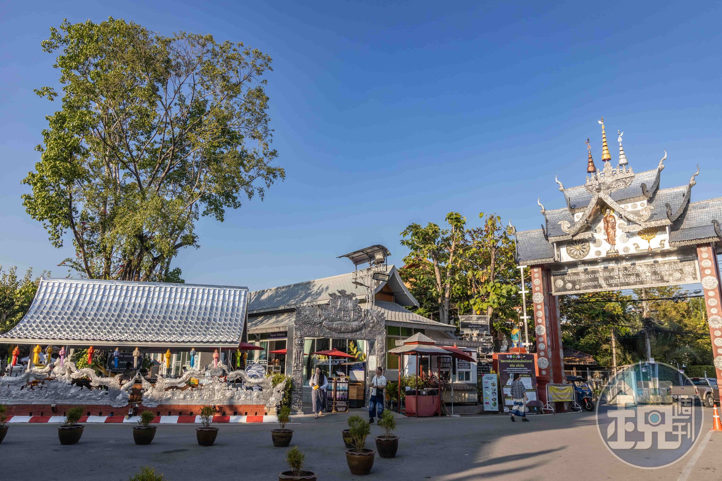 在街道上就能看見「素攀寺」透出的白亮銀光。