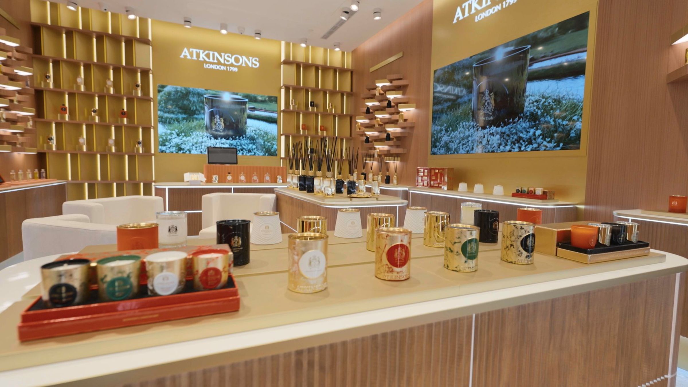 ATKINSONS阿特金森店內有多種香氛,每款皆精心調製,包裝上滿滿的精緻奢華,擺設家中不只能享受香氣薰陶,還能提升空間藝術品味。