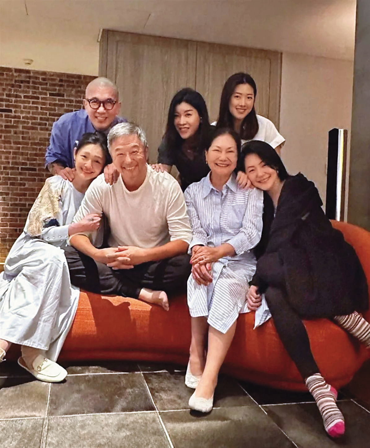 當初S媽(前排右2)很反對大S(前排左1)、具俊曄(後排左)結婚,甚至不願見新女婿。不過後來大S、具俊曄、小S(前排右1)、S媽曾到王偉忠(前排左2)夫婦家中聚會。後排中為王偉忠老婆林慧晶,後排右為王偉忠愛女。(翻攝自林慧晶IG)