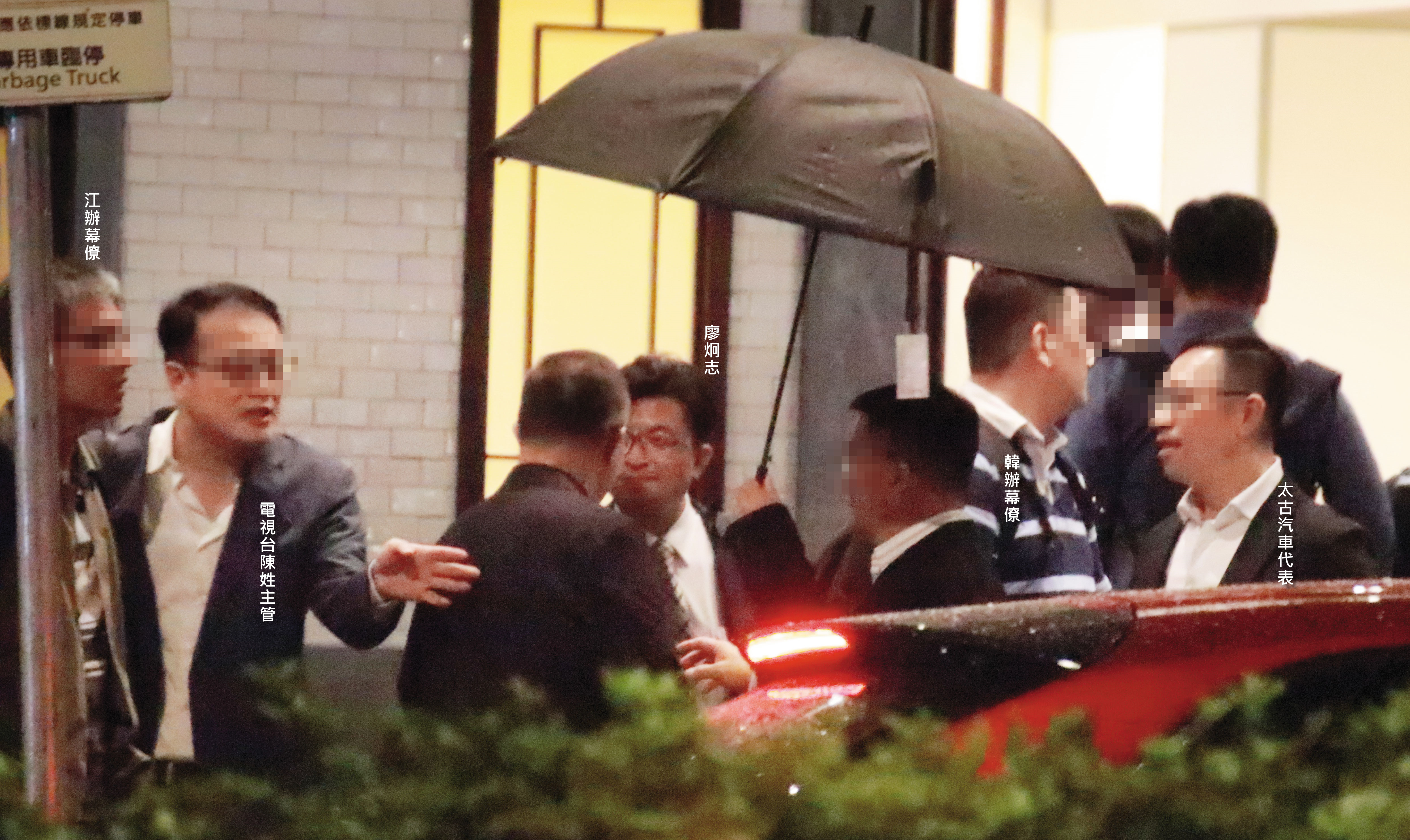 太古汽車代表、廖炯志等一行，邊等車邊聊天。