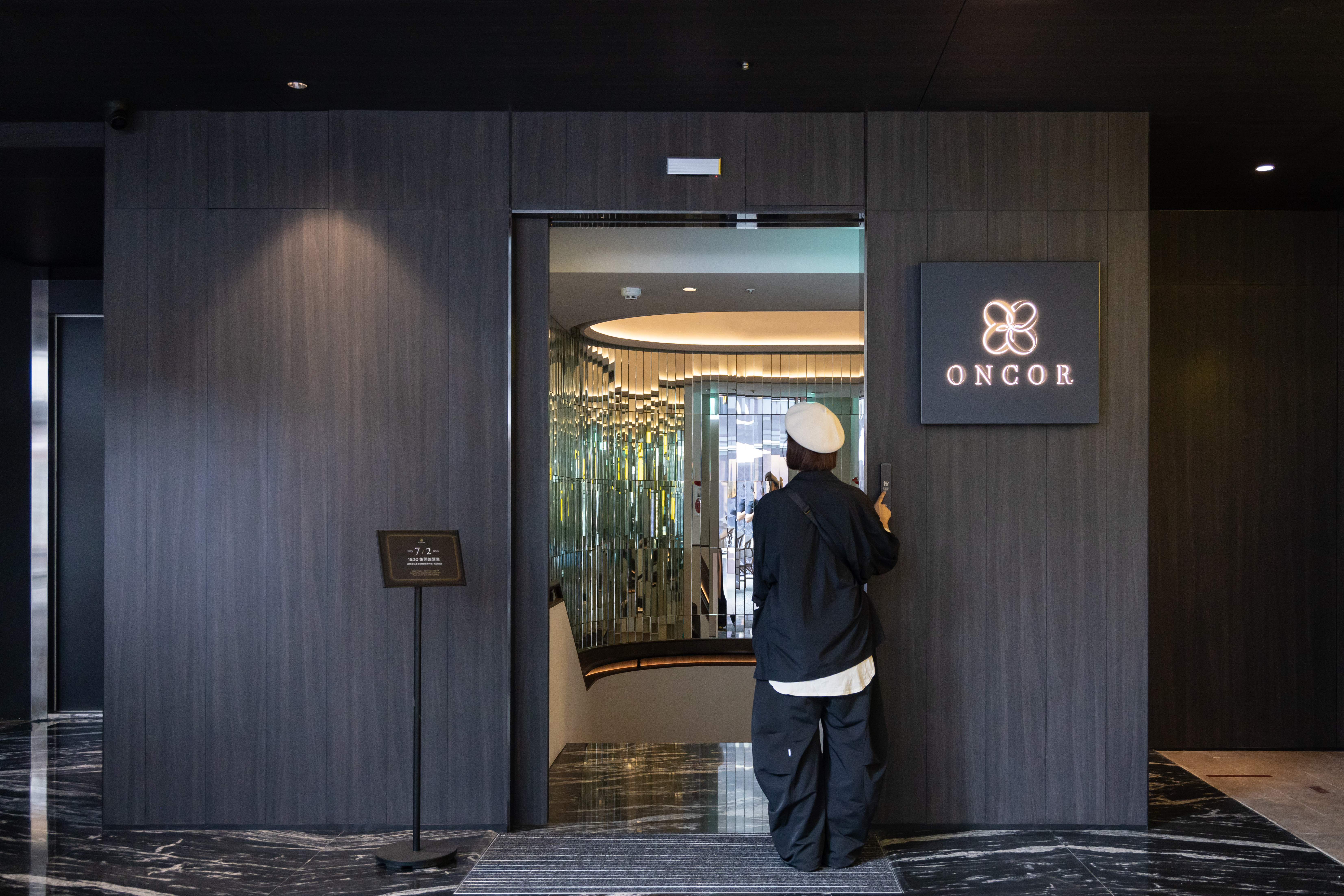 迎賓大廳弧形穹頂與金屬元素交織,搭配藝術光影,營造出內斂高質感。