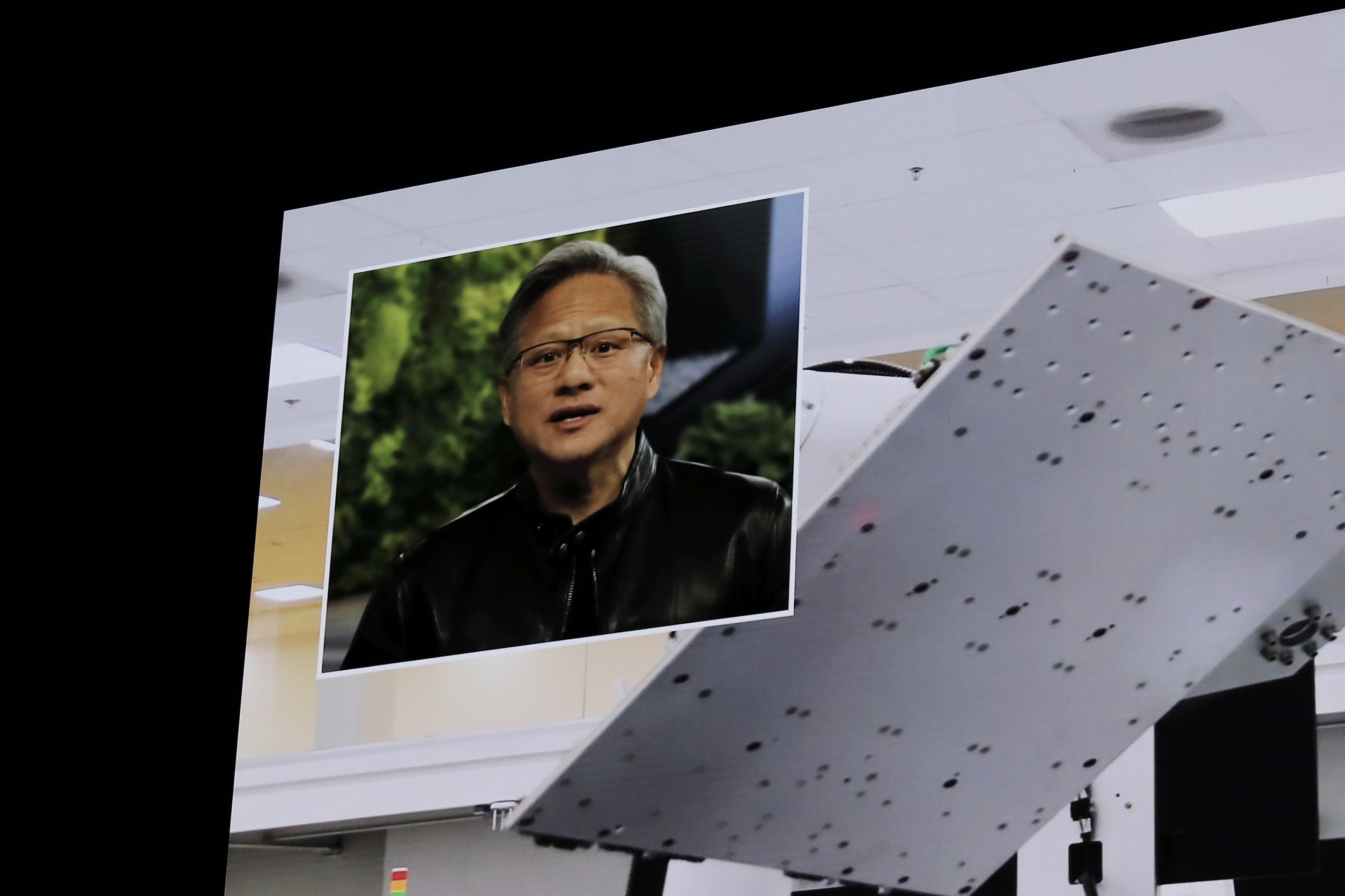 黃仁勳演講時穿插一段利用生成式AI做出來的流利中文旁白。