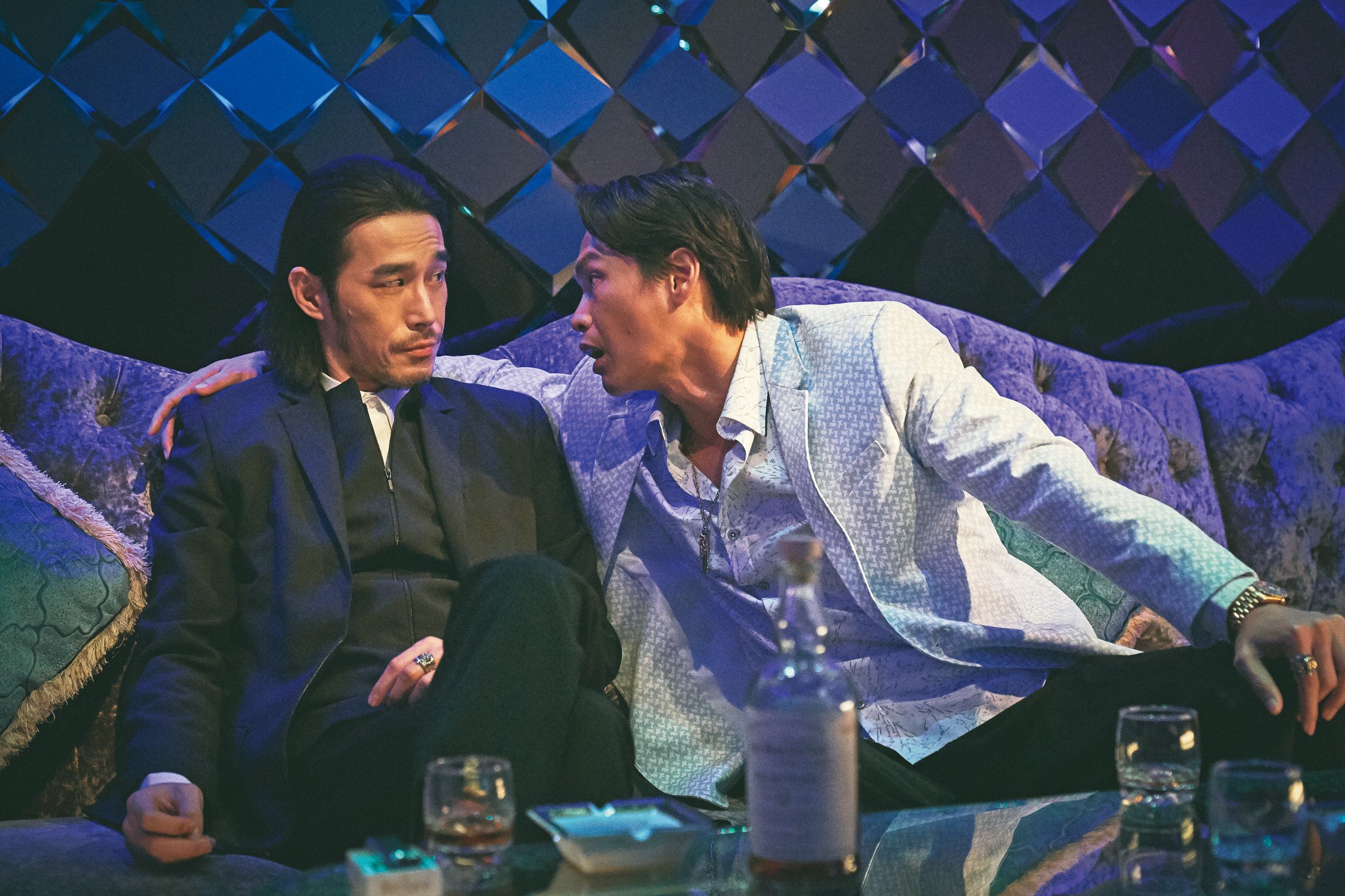 黃騰浩飾演的阿標(左)在《角頭2:王者再起》尾聲,開了最關鍵的一槍,象徵他的變節,然後就沒下文了。到了《角頭—鬥陣欸》,觀眾則可以看到對於江湖恩怨還不那麼熟悉的阿標,以及黃鐙輝飾演的瑪莎(右)。(曼尼娛樂提供)