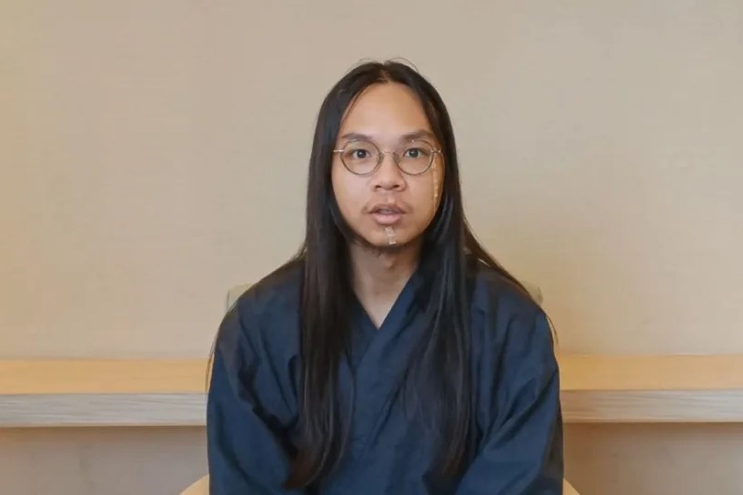 中捷長髮哥今天一早低調出院沒有受訪,用提前錄製的影片感謝外界關心。(翻攝畫面)