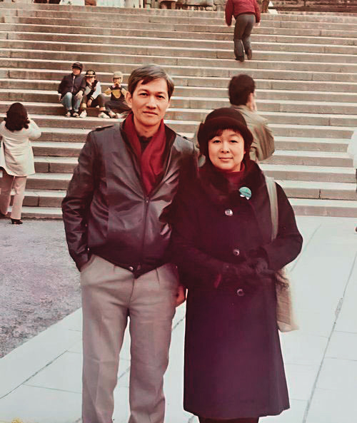 李怡與妻子梁麗儀鶼鰈情深,他的筆名即是取自妻子名字諧音。(翻攝李怡紀念網站)