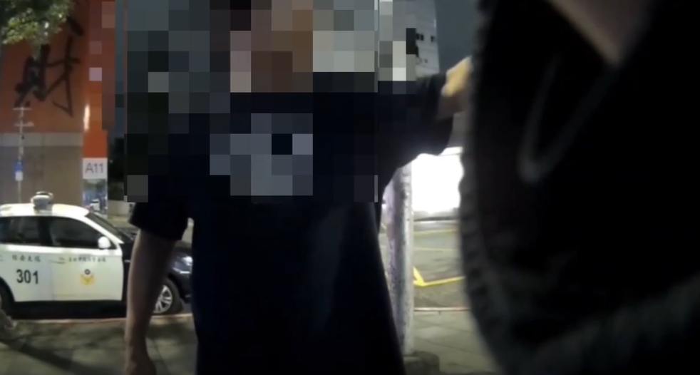 民眾控遭無理由上銬,警曝管束過程。(警方提供)