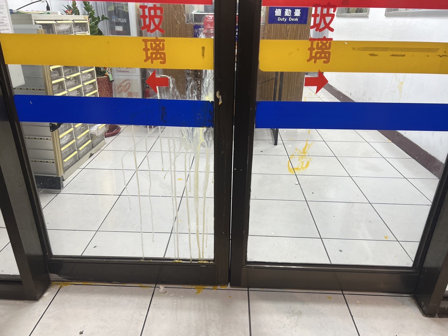 北市警萬華分局青年路派出所駐地遭2名少年扔擲雞蛋。（翻攝畫面）