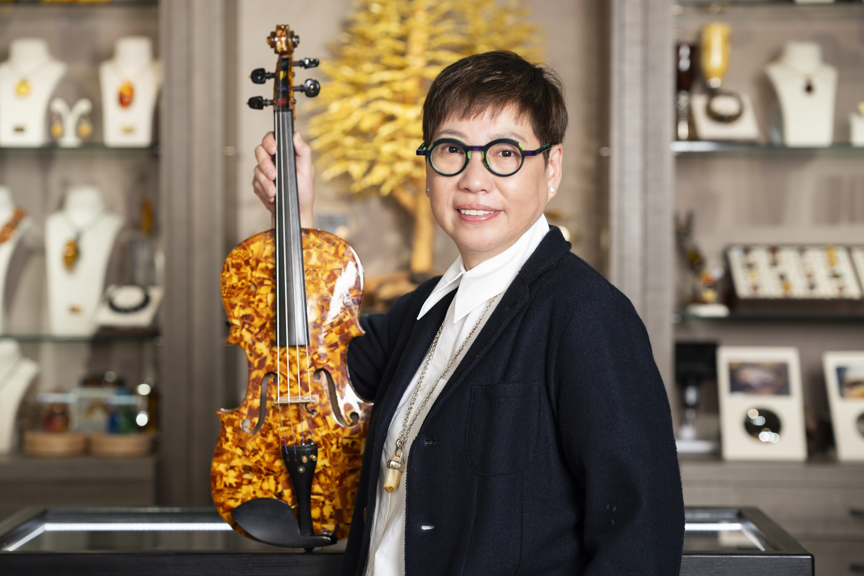 劉香秀有「台灣琥珀女王」封號，與琥珀之間有著奇妙的緣分。