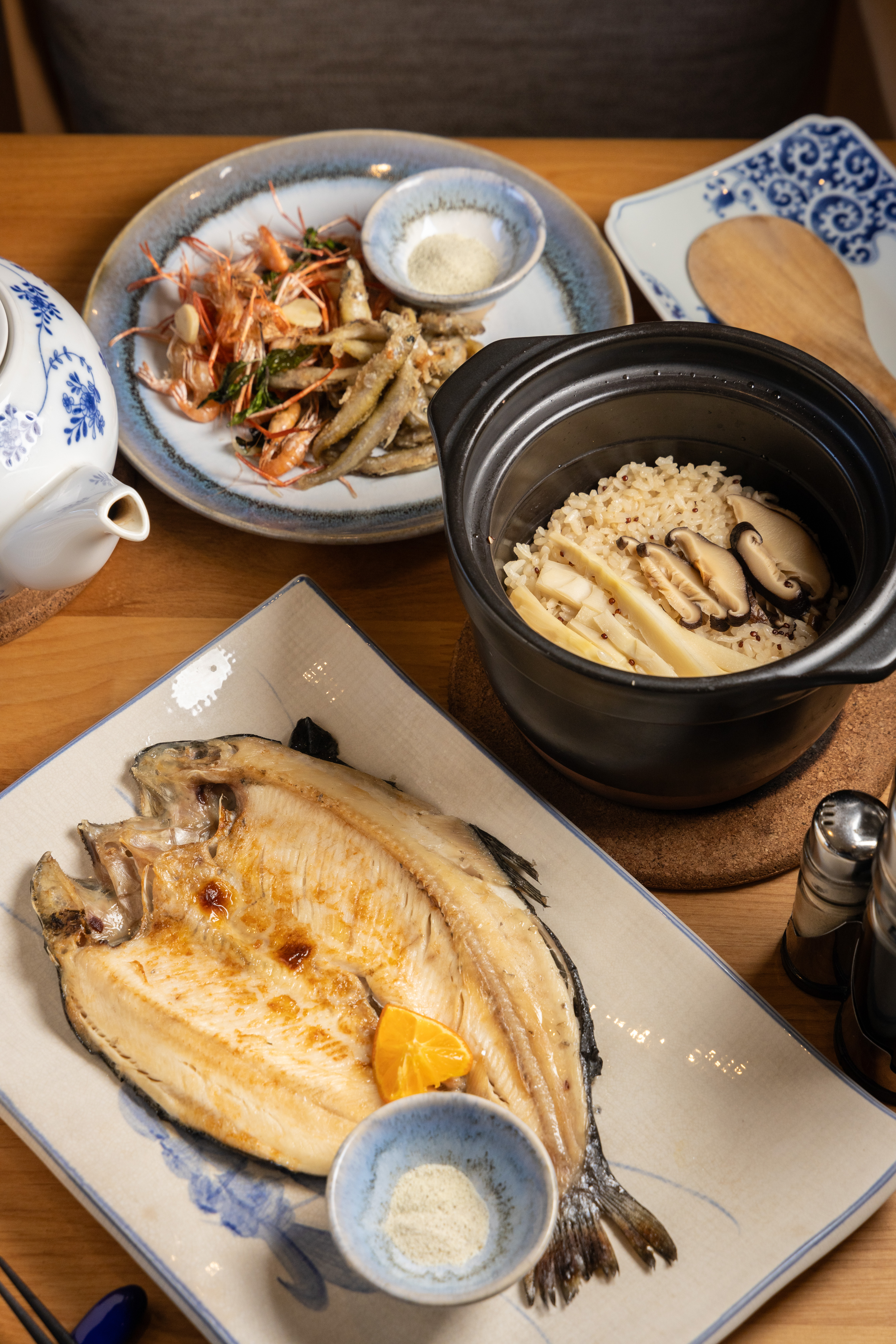 「烤物」（前）為烤鱒魚，由羅浮高義部落每日新鮮直送，不用過度調味就很鮮美；「炊飯」使用復興在地椴木香菇與綠竹筍（中）；產自石門水庫上游的「揚物」（後）現炸大漢溪溪哥、溪蝦雙拼。（980元／人套餐菜色）
