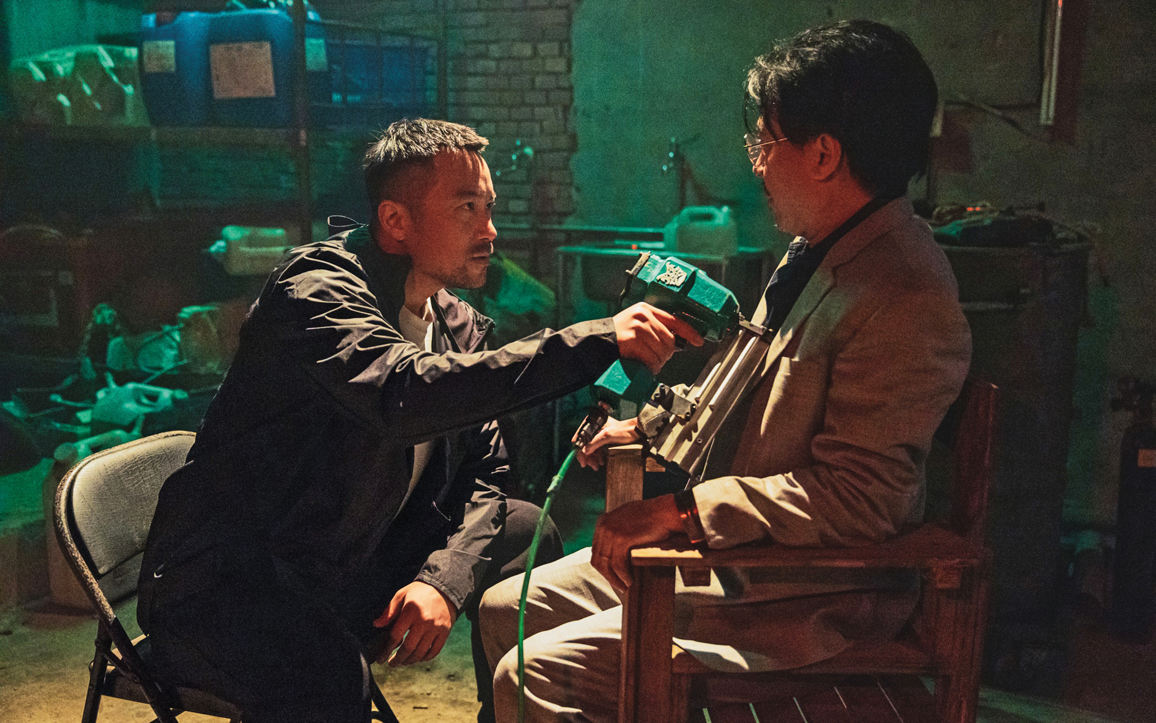 為找出真相，一心想復仇的張孝全（左），使出各種手段威逼尹昭德（右）。（華映娛樂提供）