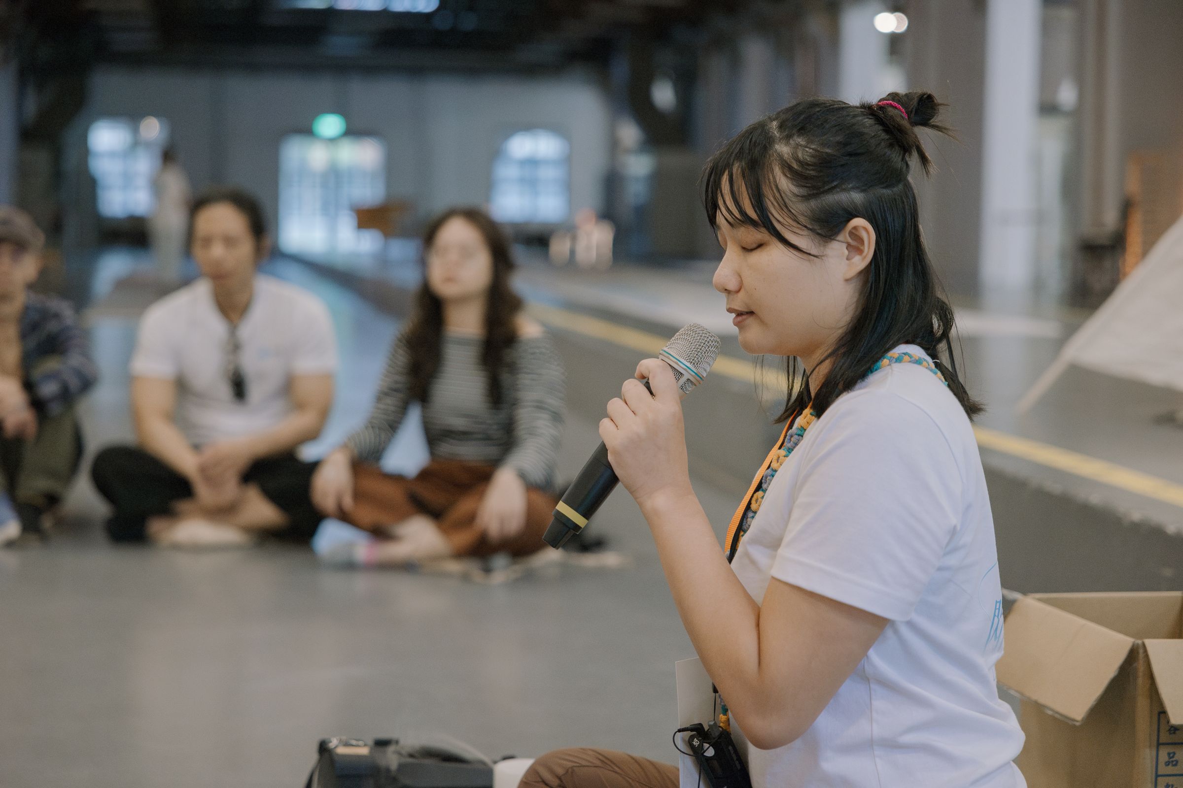行走體驗結束後，約有30分鐘引導討論時間，邀民眾學習溫柔陪伴。右為暖暖Sunshine協會執行長湯淨。（社團法人暖暖Sunshine協會提供）