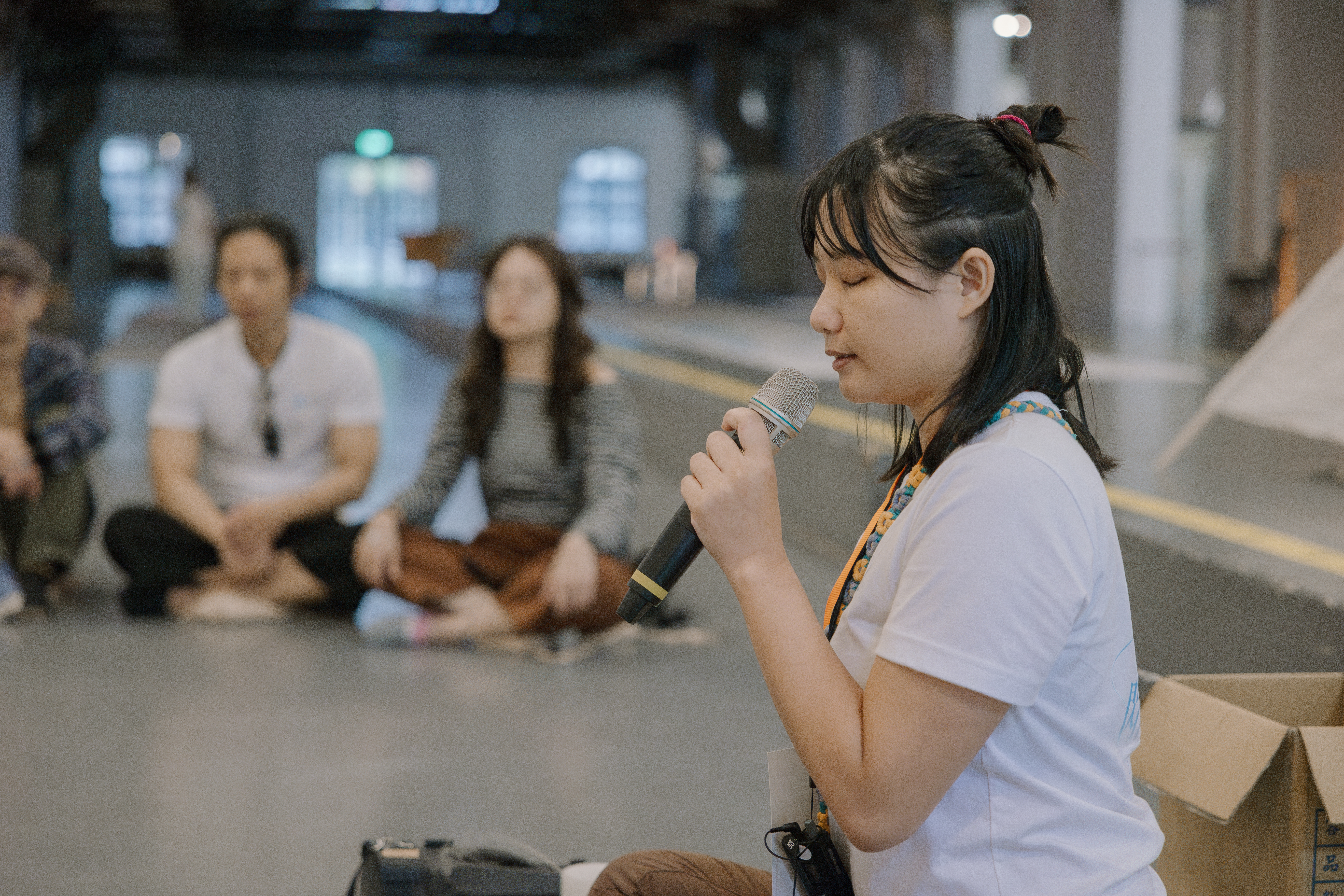 行走體驗結束後，約有30分鐘引導討論時間，邀民眾學習溫柔陪伴。右為暖暖Sunshine協會執行長湯淨。（社團法人暖暖Sunshine協會提供）