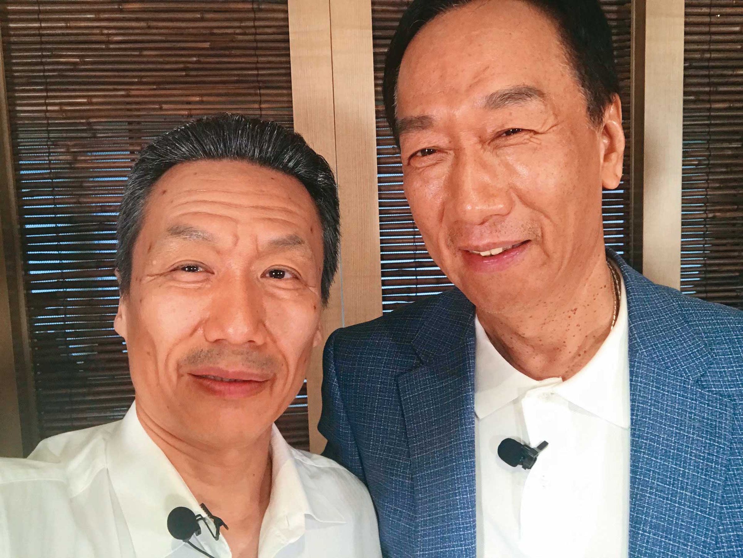 鴻海集團創辦人郭台銘(右)、藝人郭子乾(左)都是台北海大的校友。(翻攝郭子乾臉書)