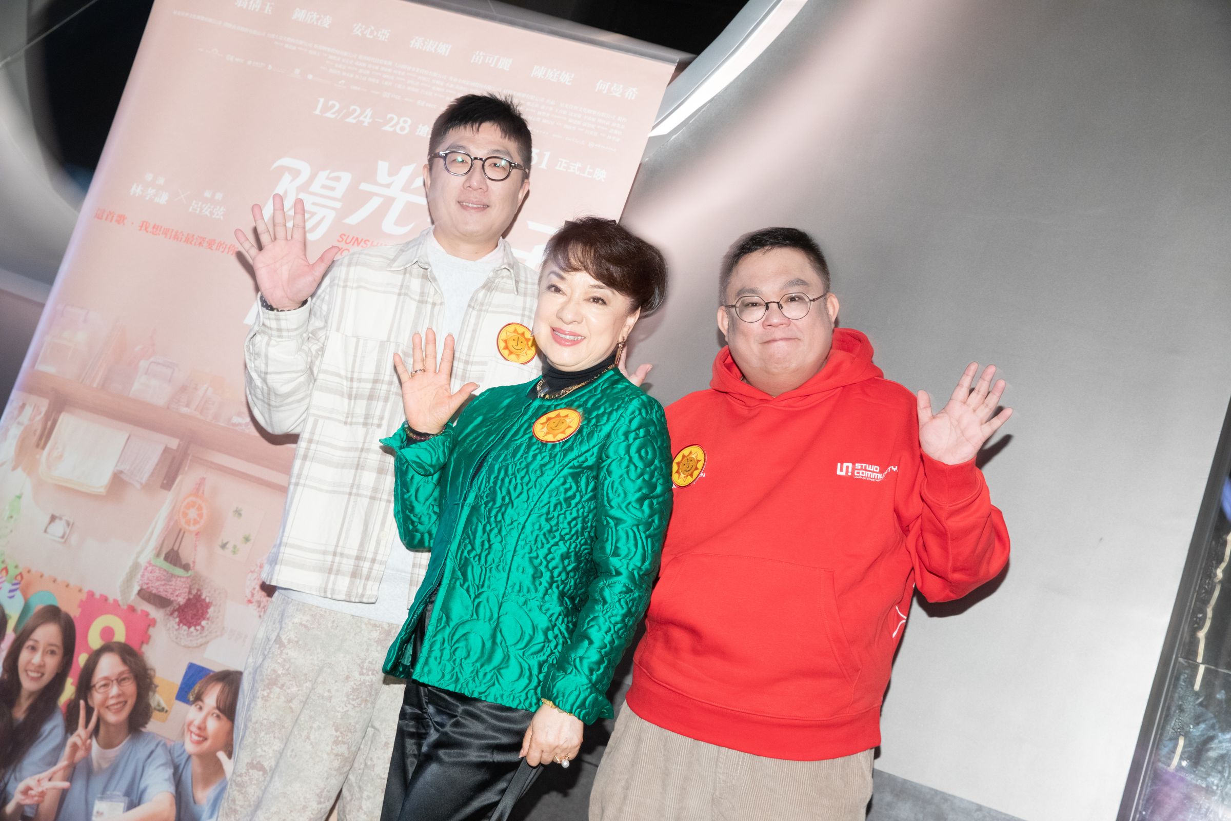 編劇呂安弦（左起）、翁倩玉、導演林孝謙，一起慶祝《陽光女子合唱團》台灣票房突破新台幣五億元。