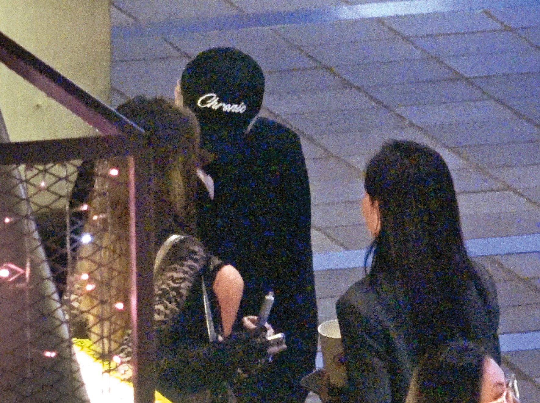 21：18親完女友人，身影被遮掩的蔡瑞雪和孫麥傑（後）又小啄嘴唇來送別。