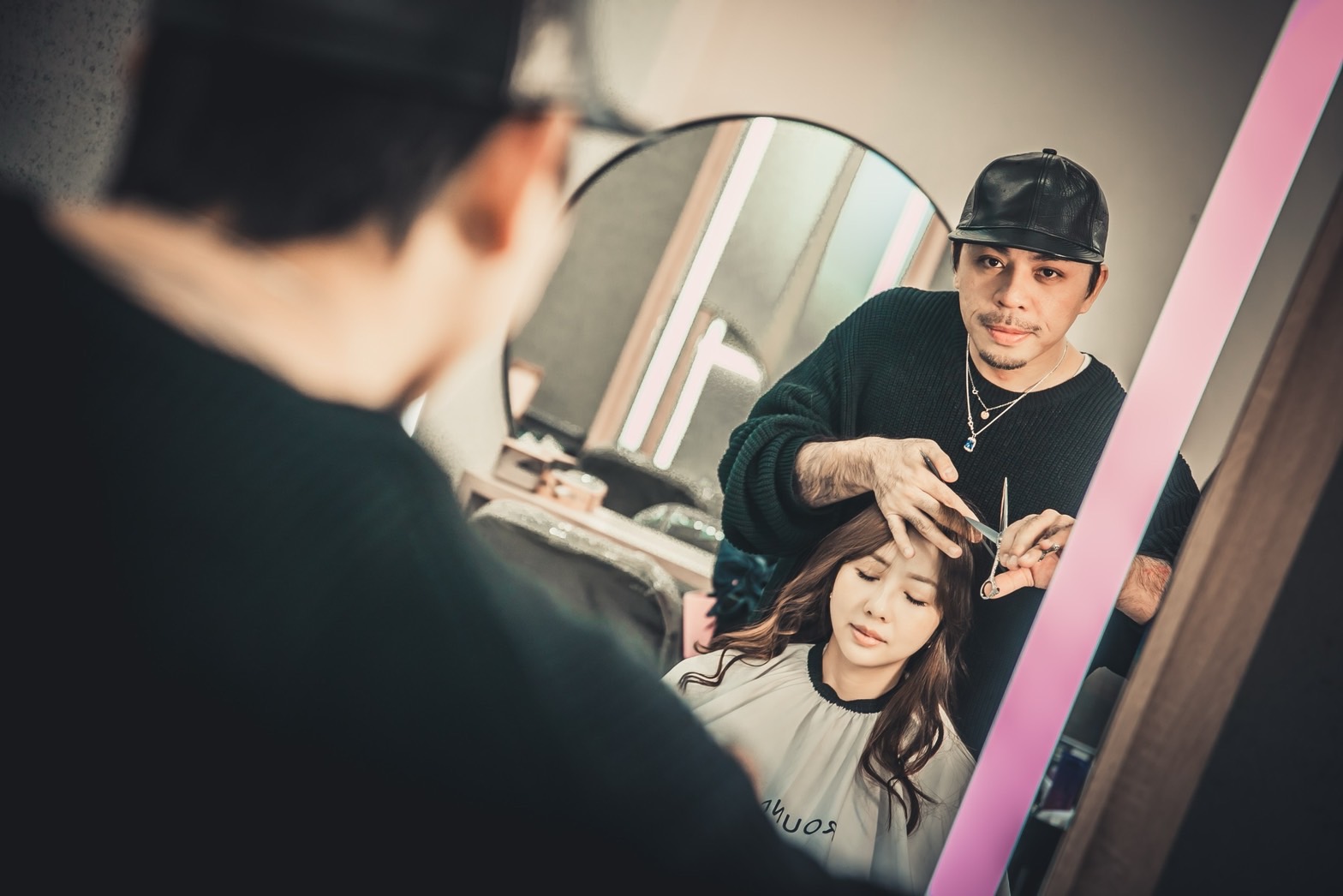 髮型設計師出身的朗貳創辦人李念擇，創業敢大膽All in，搭上自媒體時代，更順勢快速展店，在業界打響知名度。