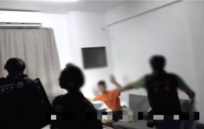 竹聯幫弘仁會插旗中部，市刑大破獲藏匿民宅的毒品發貨中心。（翻攝照片）