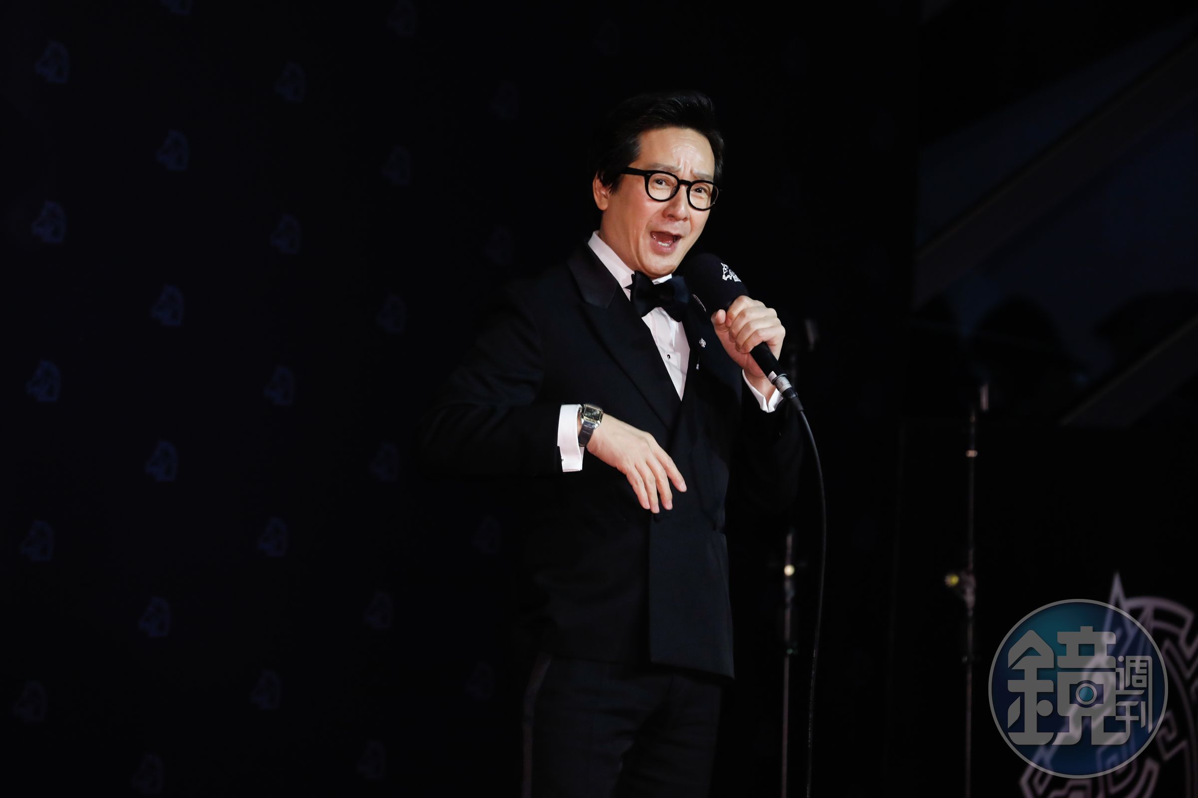 穿著經典的西服與黑領結 ,「很久以前來過金馬,真的很開心,好熱鬧,我以爲不會緊張,但其實會緊張,第一次見到李安,我跟李安說,我是你的大粉絲。」