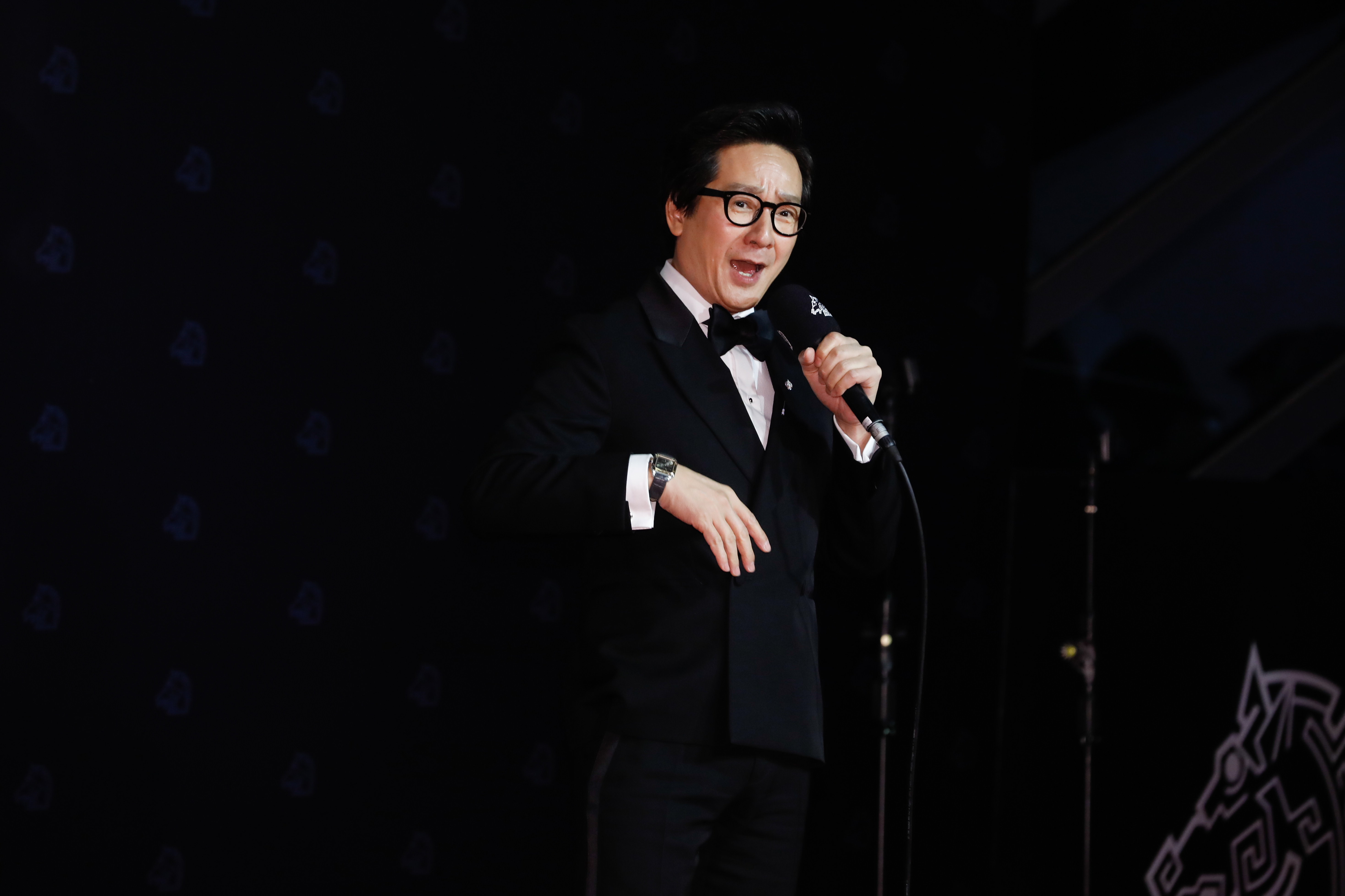 穿著經典的西服與黑領結 ,「很久以前來過金馬,真的很開心,好熱鬧,我以爲不會緊張,但其實會緊張,第一次見到李安,我跟李安說,我是你的大粉絲。」