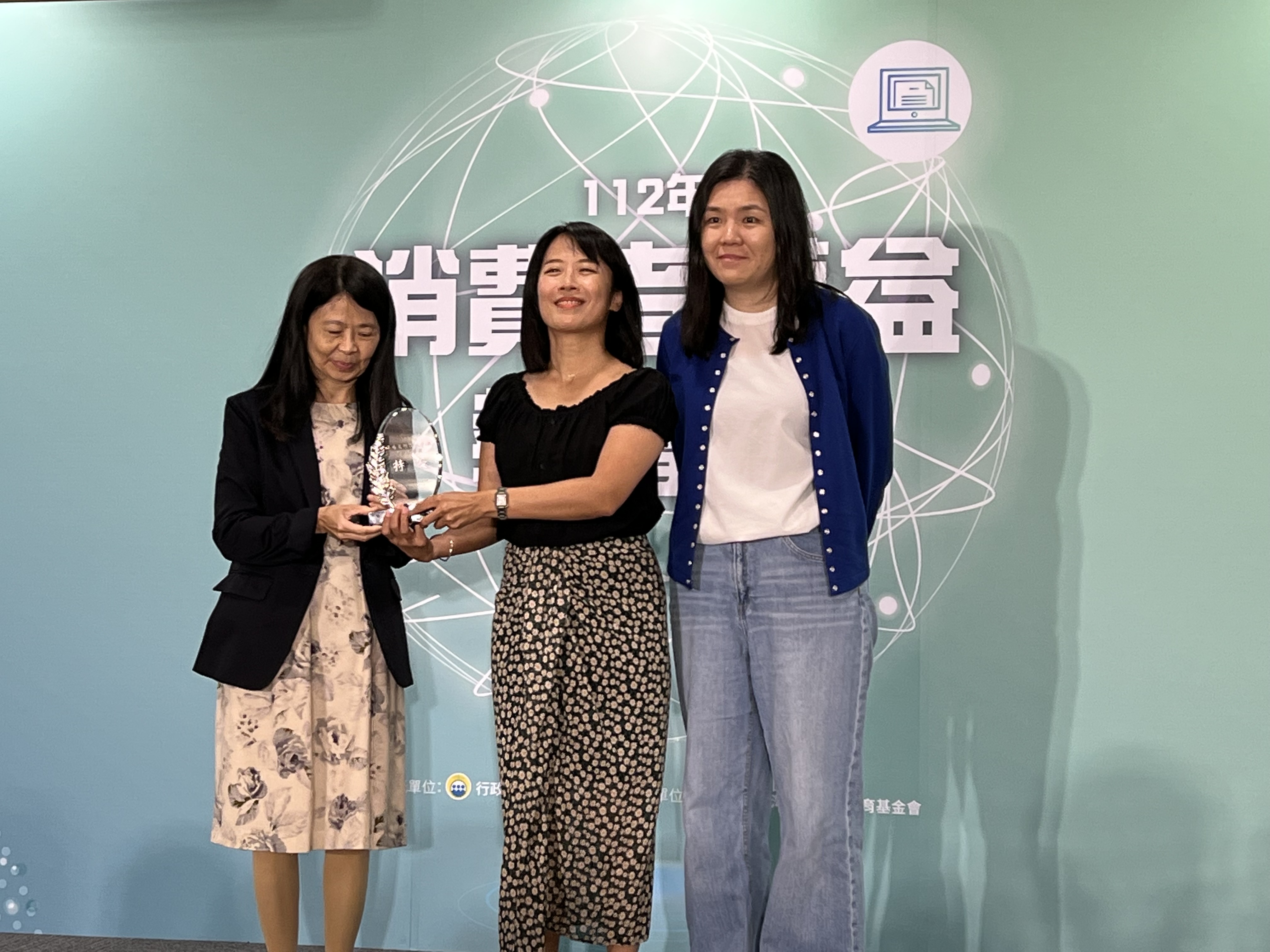 簡竹書、王思涵報導《當他們一腳踩進債務流沙》,獲得112年消費者權益報導獎—文字專題獎特優。