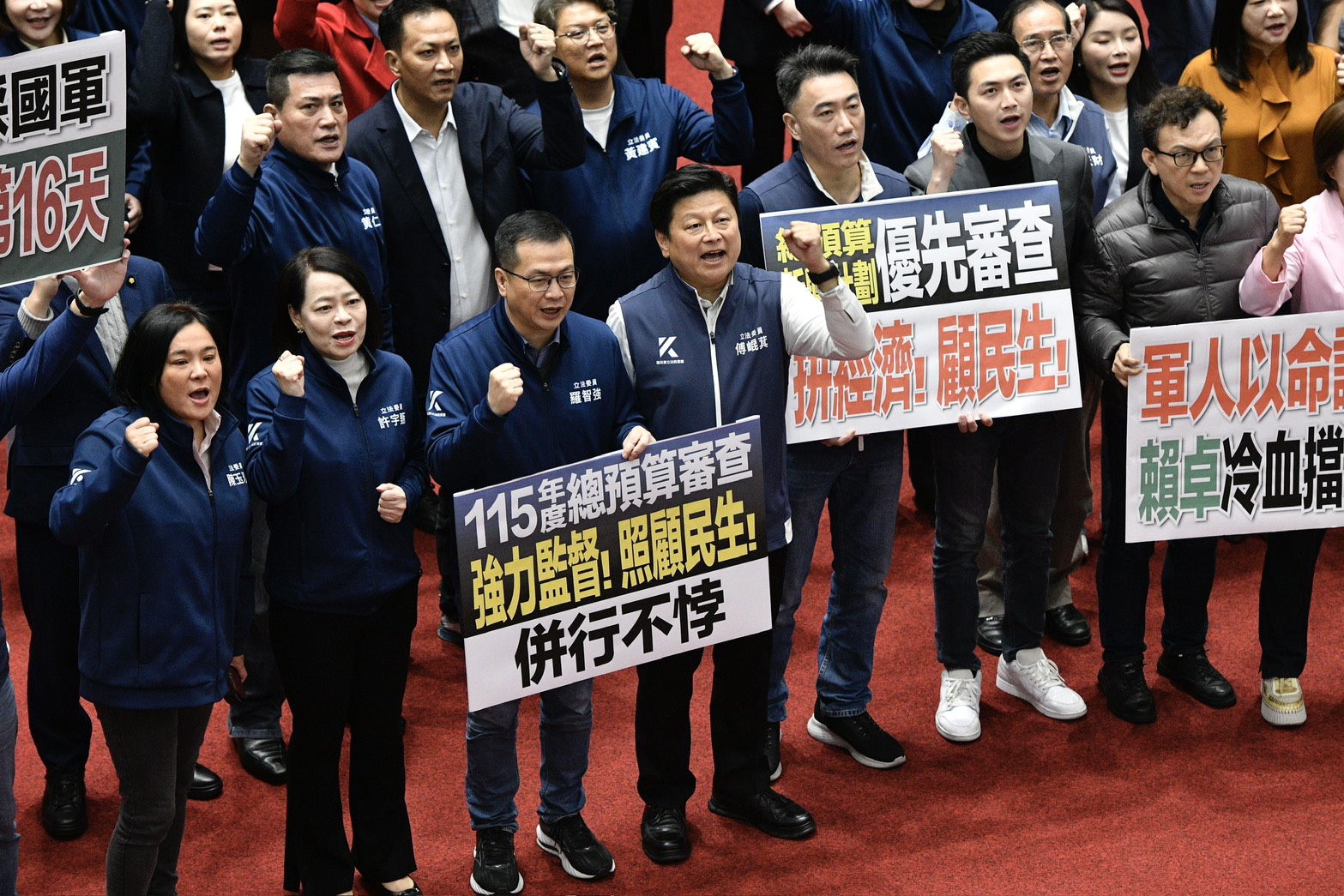 藍白聯手卡關總預算，眼看TPASS等民生補助恐斷炊，藍白先提38項新興預算逕付二讀。（鏡報李智為）