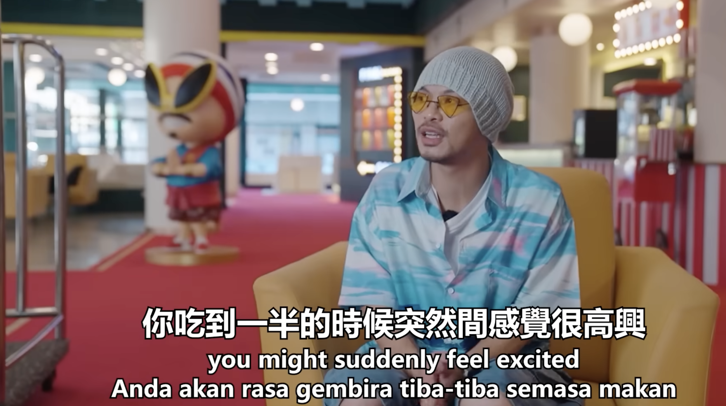 因為2022年6月因為泰國大麻合法化，黃明志也提醒大家，在這裡吃甜點「吃到一半的時候突然間感覺很高興」，那就要小心了。（翻攝自Namewee官方YouTube）