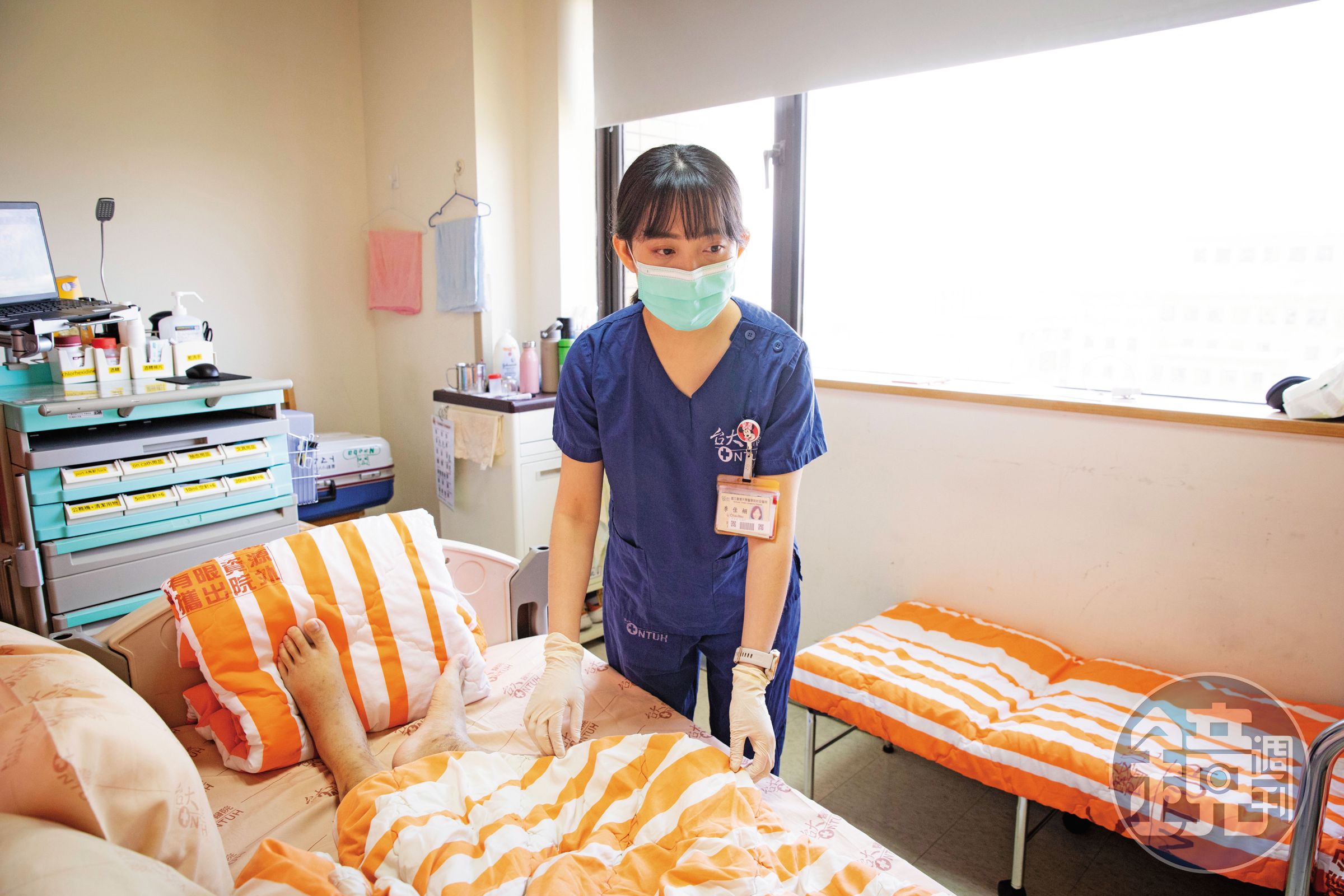 李佳栩進行護理工作時常與病人聊天,以高敏感度觀察病人與陪病家屬的心情起伏。