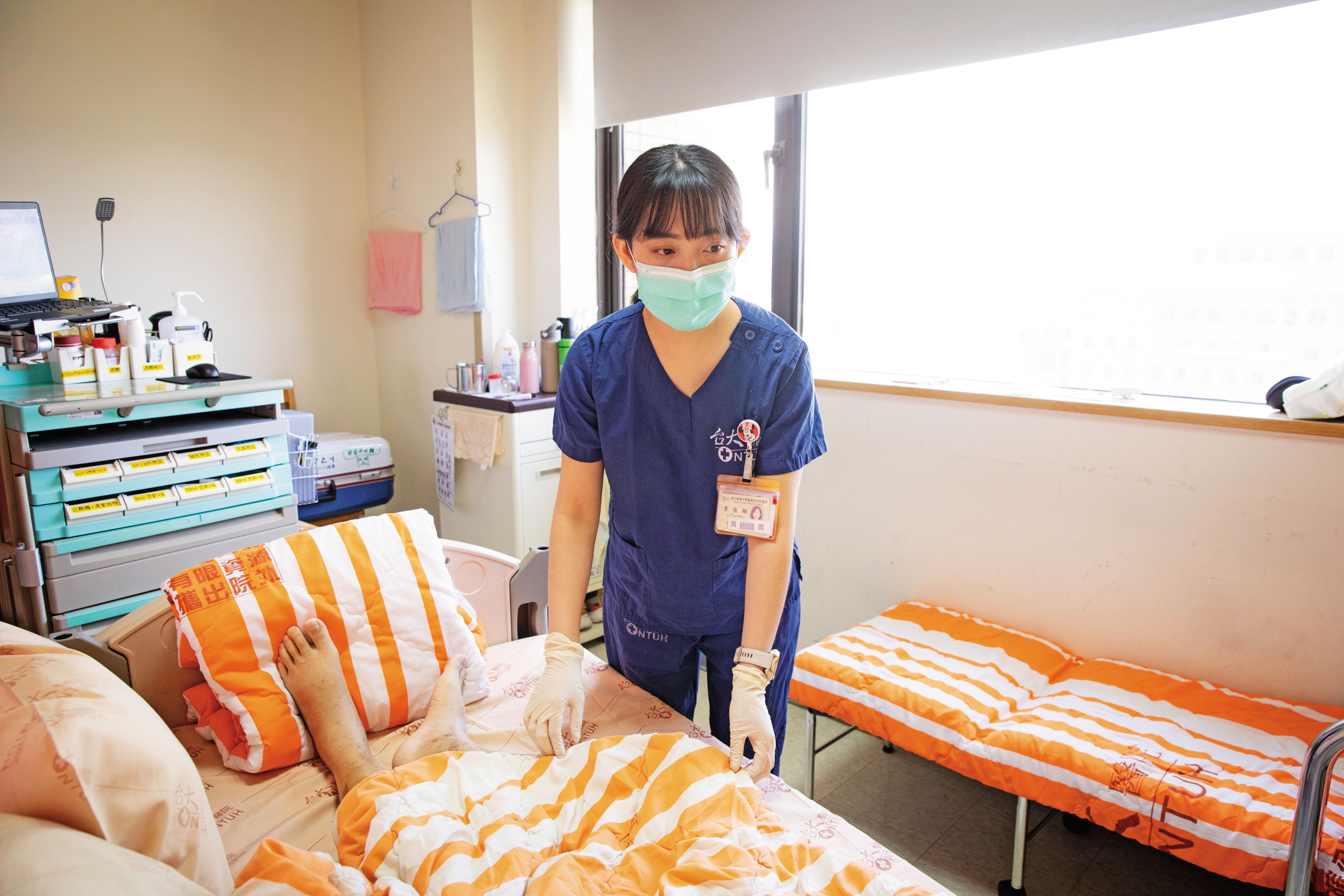 李佳栩進行護理工作時常與病人聊天，以高敏感度觀察病人與陪病家屬的心情起伏。
