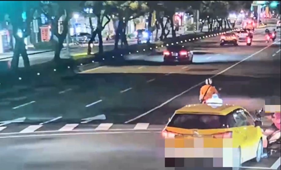 計程車司機因疲勞駕駛，車輛撞上機車待轉區及行人號誌後側翻。（翻攝畫面）