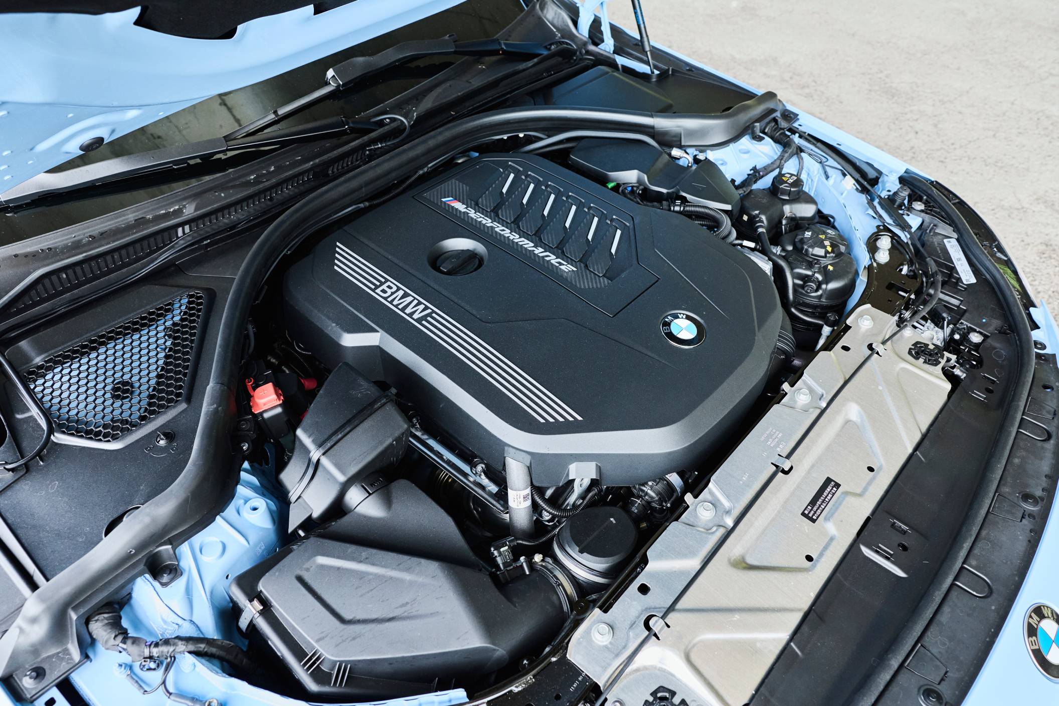 搭載 B58 直六渦輪引擎與 xDrive 系統，0-100km/h 僅需 4.3 秒，性能強悍。