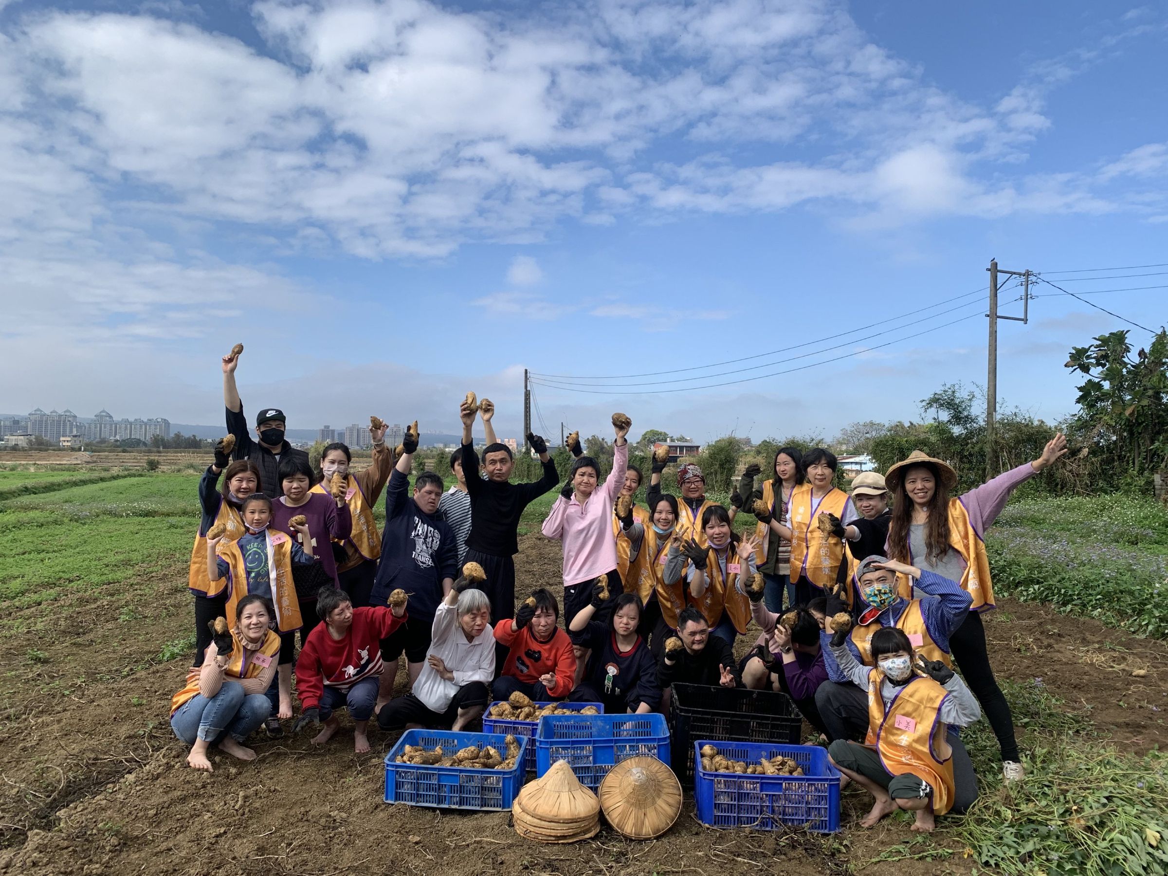 慢飛天使在志工陪伴下一起走進田野踩土、拔地瓜,體驗食農教育。(Yoga Farm快樂農場提供)