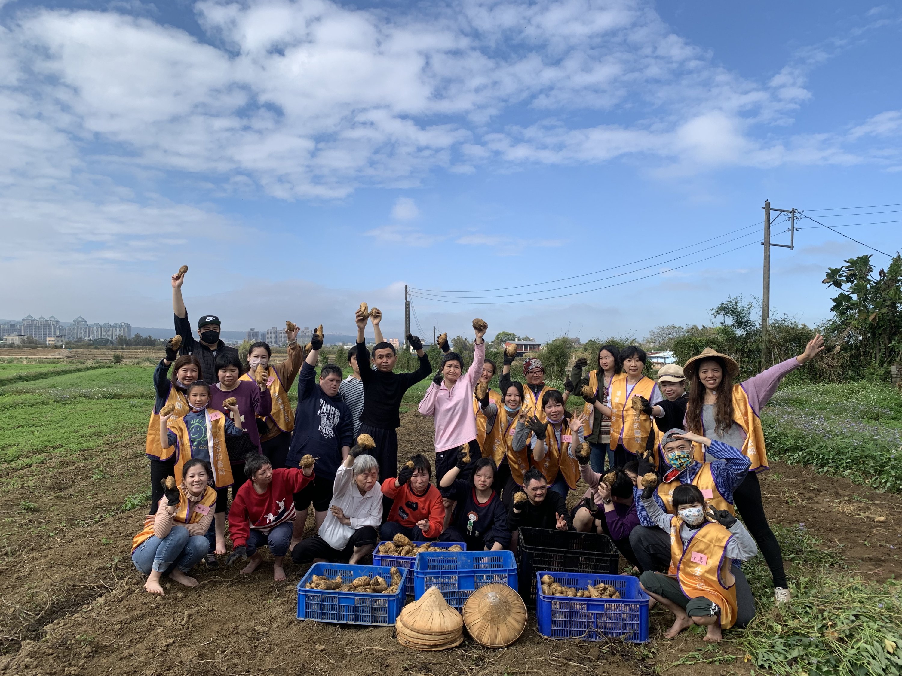 慢飛天使在志工陪伴下一起走進田野踩土、拔地瓜，體驗食農教育。（Yoga  Farm快樂農場提供）