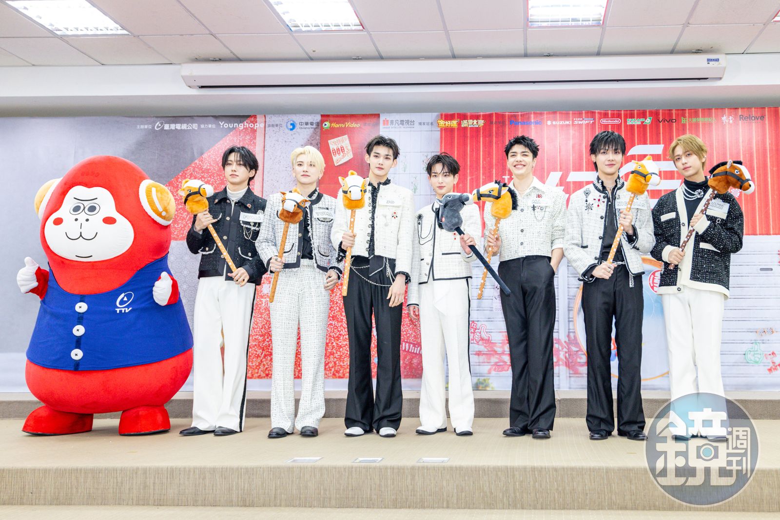 &TEAM首登台視紅白拜年!Nicholas王奕翔狂指自己認證「我是馬」 團員竟「拿馬頭偷親親」