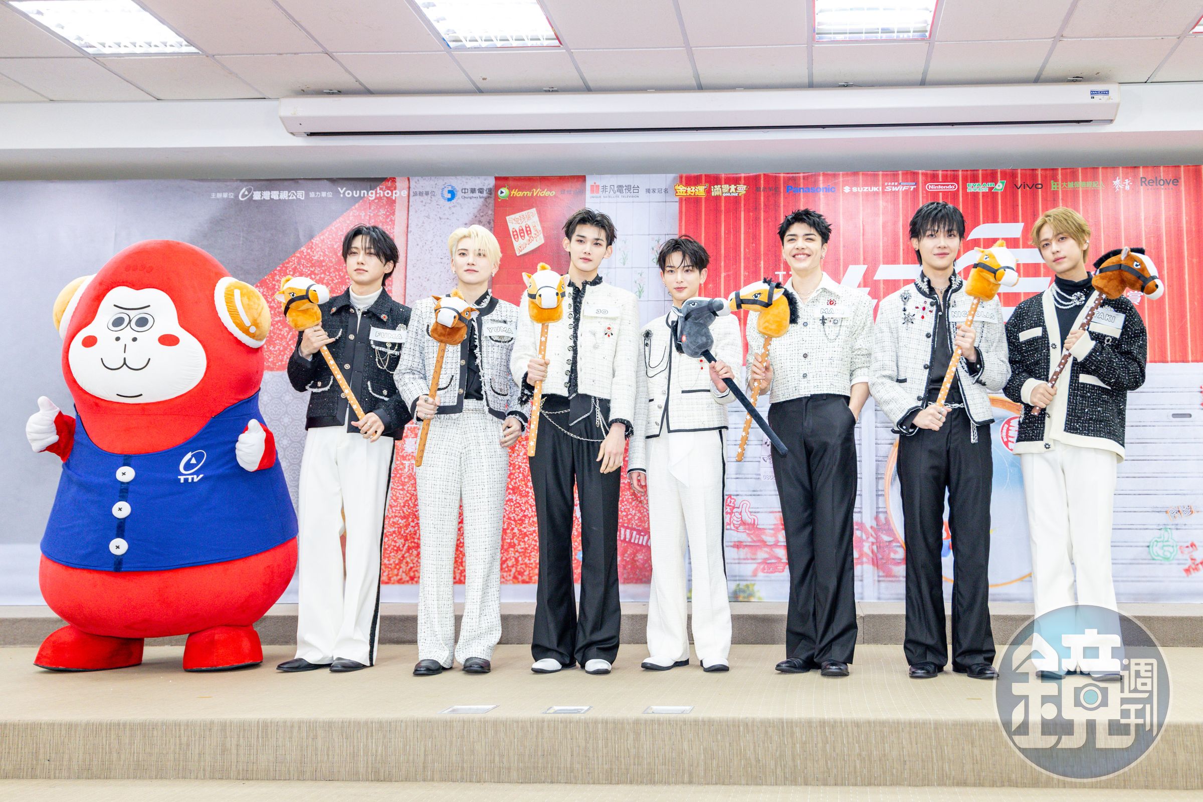 &TEAM拿起馬頭娃娃拍照，等一下，請問HARUA（右四）和MAKI（右三）的小馬頭在幹嘛？！