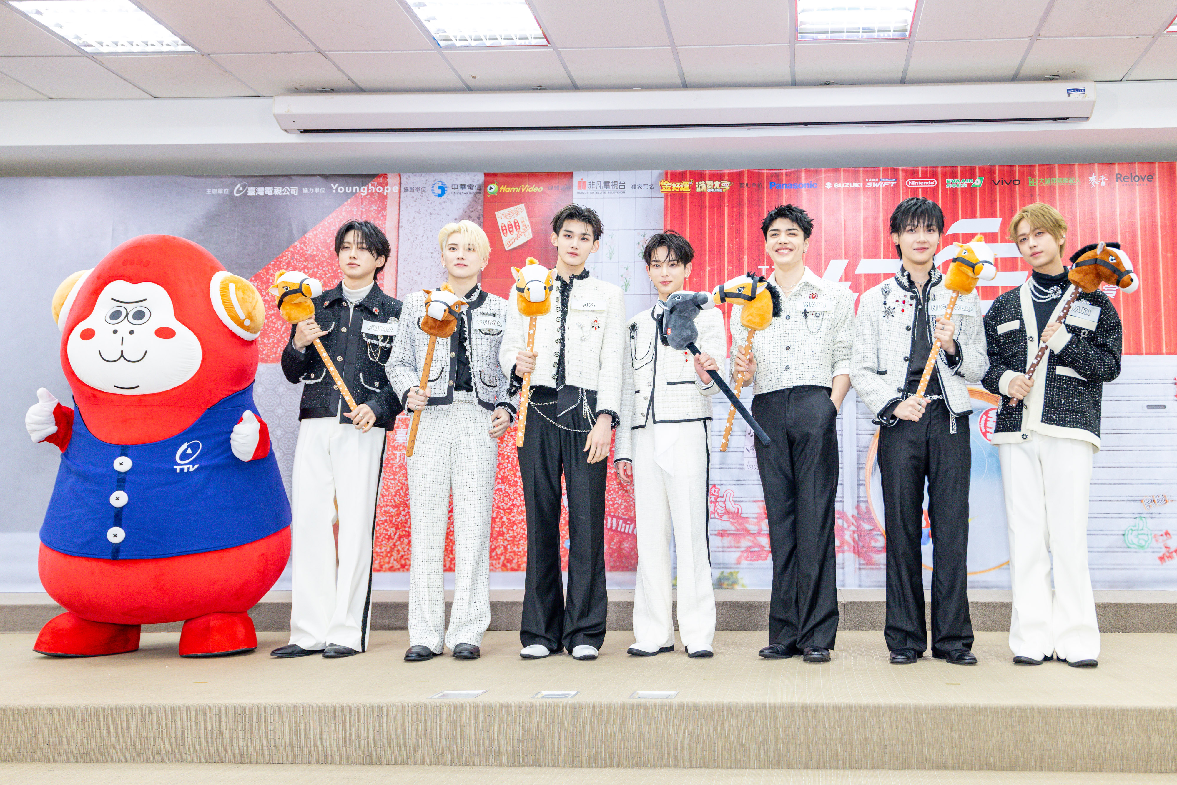 &TEAM拿起馬頭娃娃拍照，等一下，請問HARUA（右四）和MAKI（右三）的小馬頭在幹嘛？！