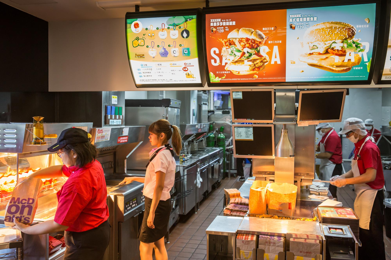 許多網友推薦高齡者可到連鎖速食餐廳工作,認為排班自由而且不會太累。(本刊資料照 攝影:王均峰)
