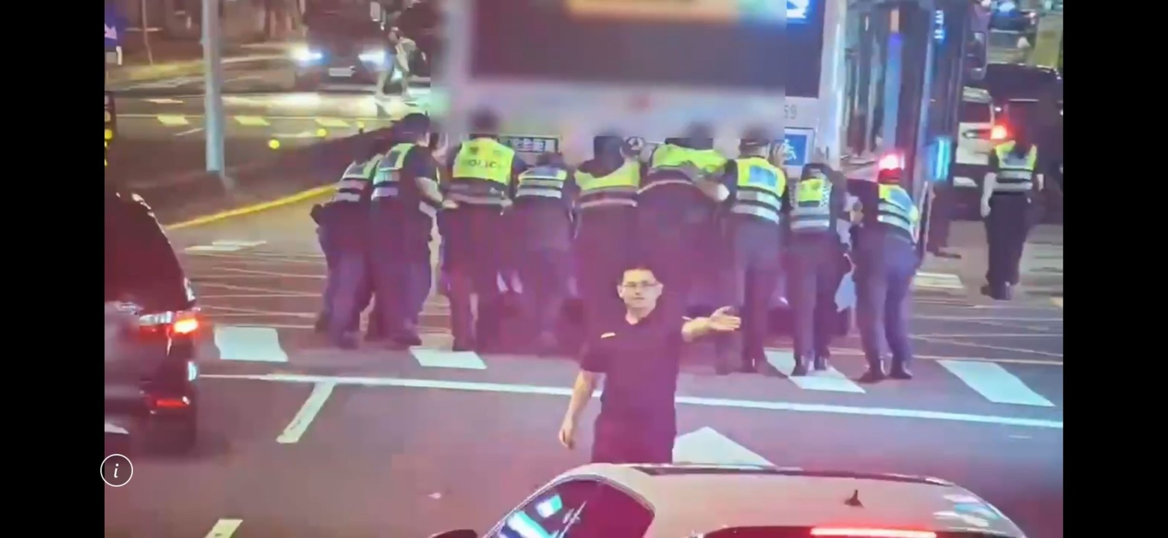 警方啟動交通快打，線上警力集結到事故現場，合力將道路障礙排除。翻攝畫面