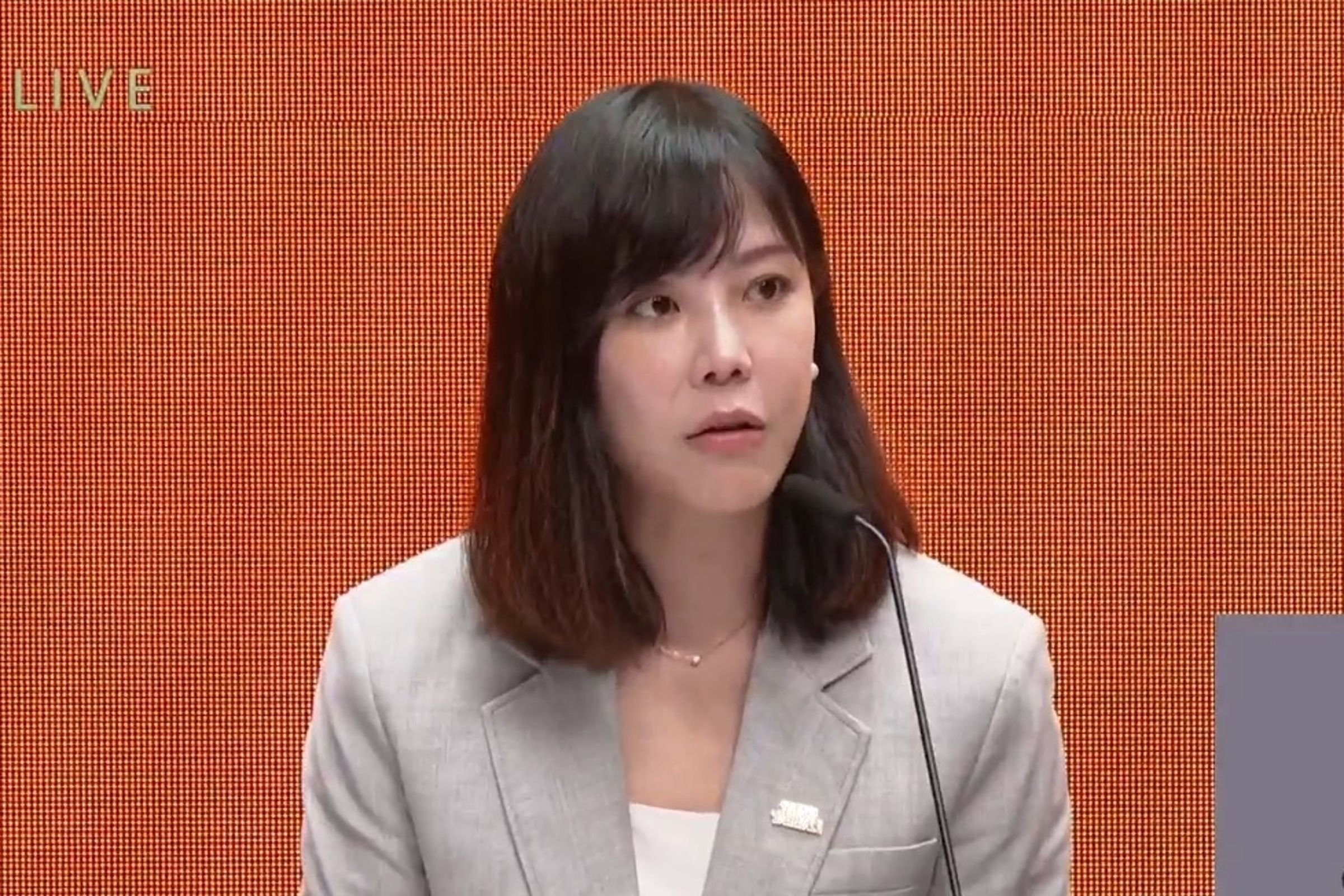 政院發言人李慧芝說明，確定會按特別條例內容編列2,350億元用於發放1萬元現金。（翻攝自行政院發言人臉書）