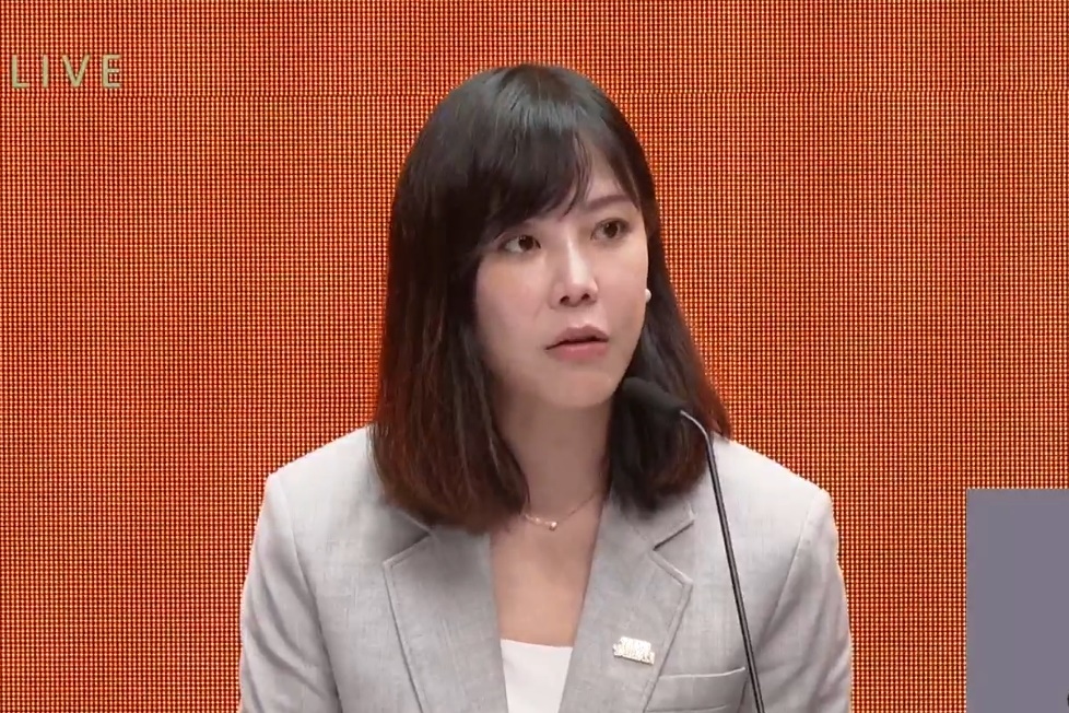 政院發言人李慧芝說明，確定會按特別條例內容編列2,350億元用於發放1萬元現金。（翻攝自行政院發言人臉書）