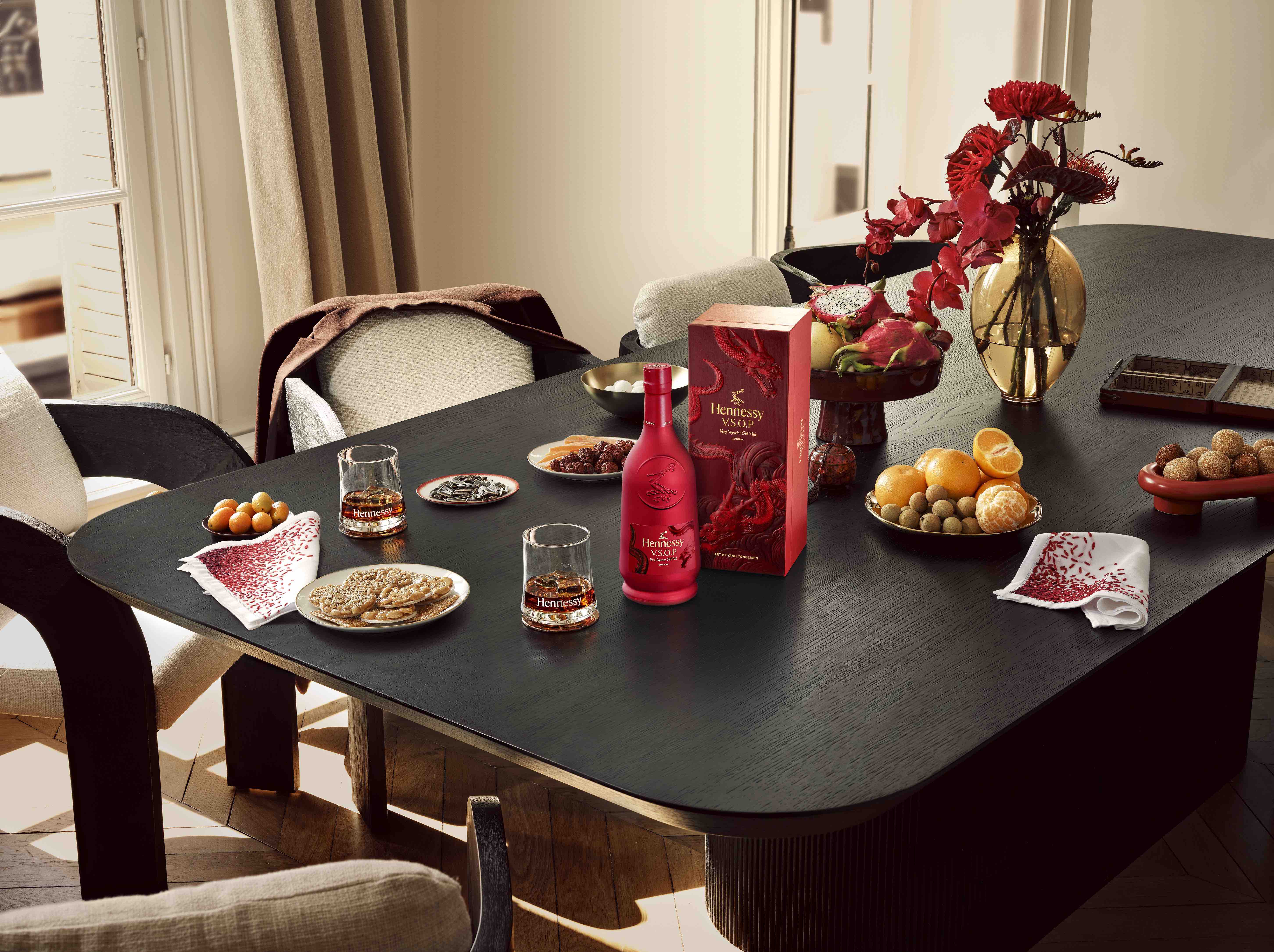 農曆新年將至，各家烈酒品牌紛紛換上新包裝，為年節餐桌添色，圖中為「軒尼詩V.S.O.P 2024龍年春節限量版」。（1,750元／瓶，軒尼詩提供）