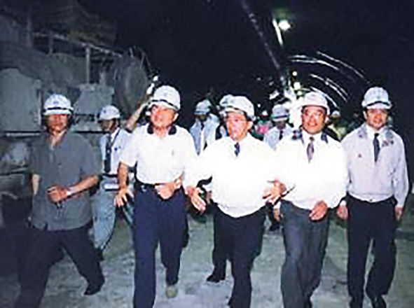 員山子分洪道是阿扁(中)總統任內「新十大建設」的重要建設。圖為2003年6月1日視察員山子分洪計畫。(總統府提供)