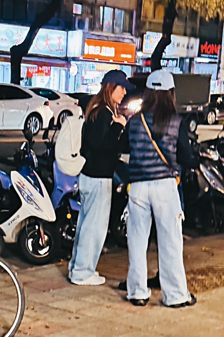 理科太太（左）和白癡公主（右）站在路邊，等待店家出餐。（讀者提供）
