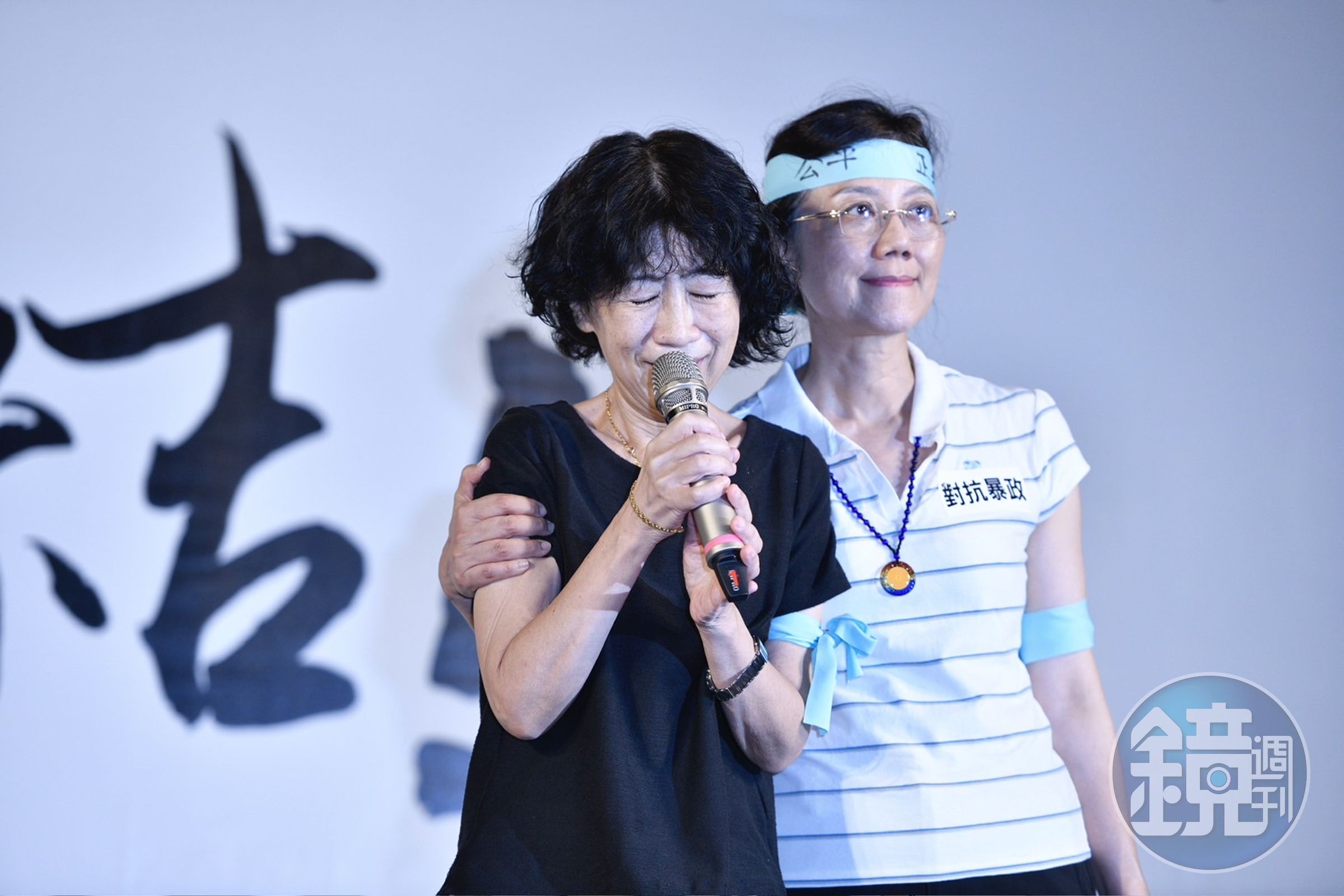 陳佩琪(左)在柯美蘭(右)的陪同下登台致詞。